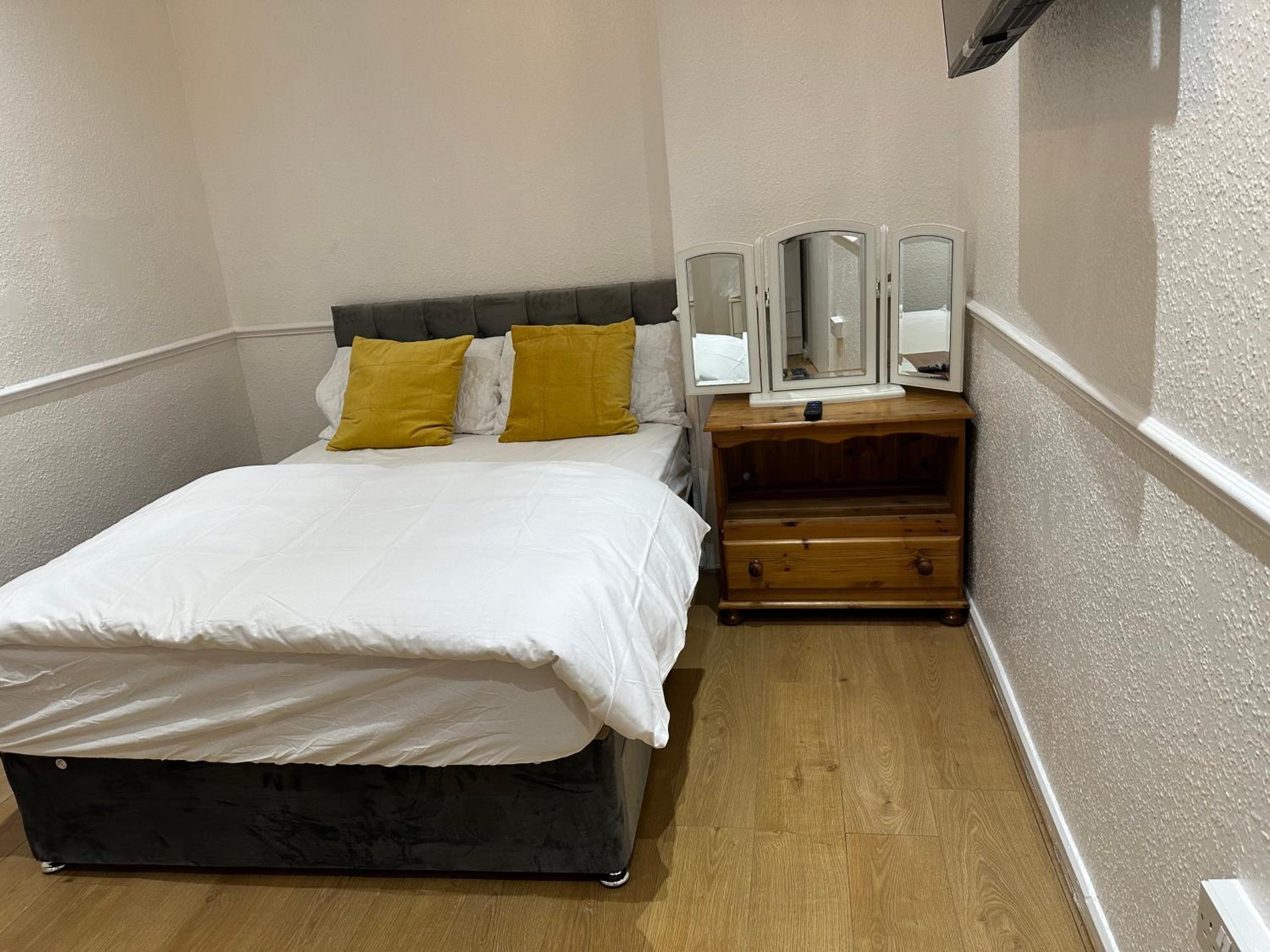 3rd Studio Flat With Private Toilet and Bathroom Setup For Family Enjoyment 134 Keedonwood Road Bromley view 5