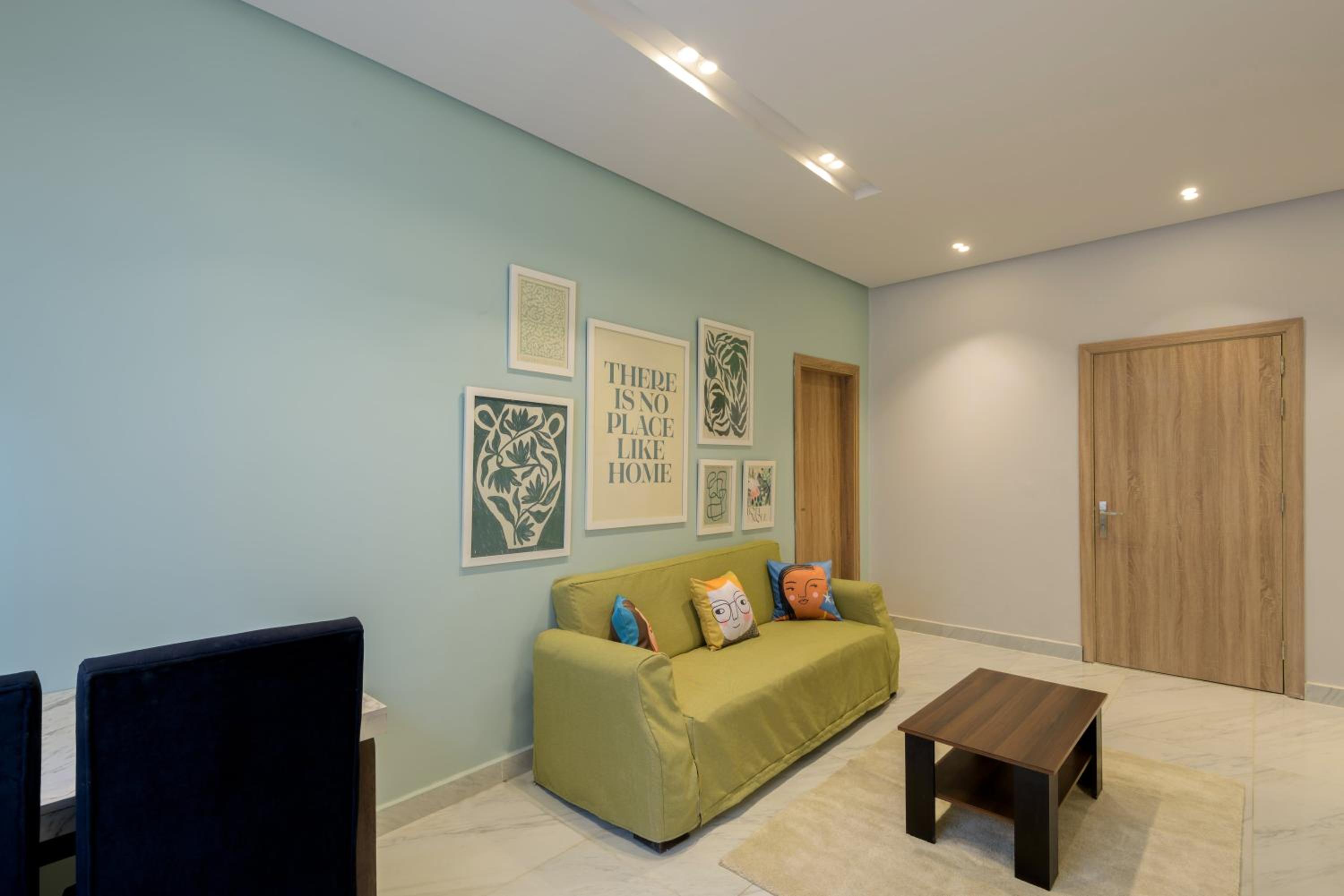 Travelholic 90 Residence