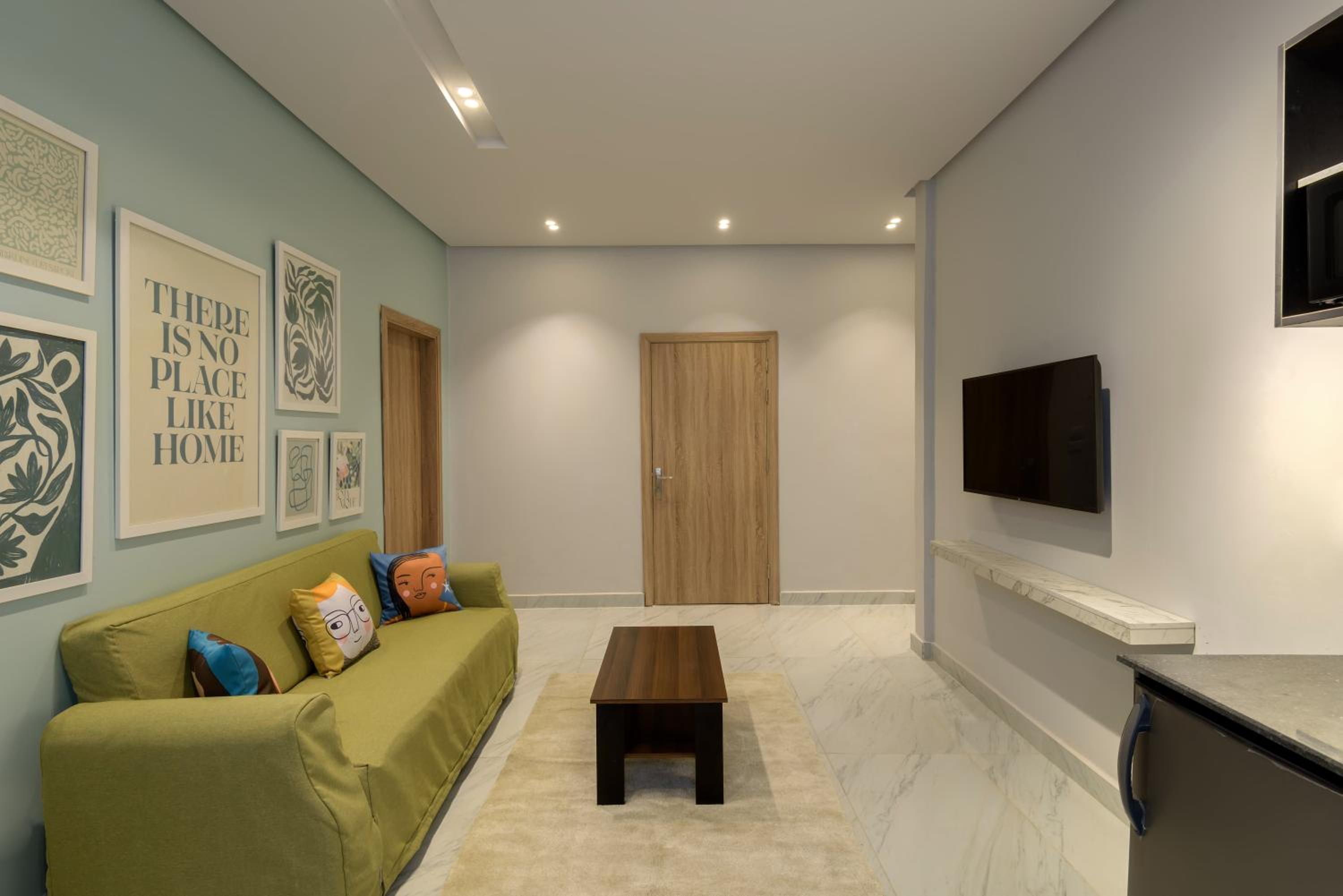 Travelholic 90 Residence