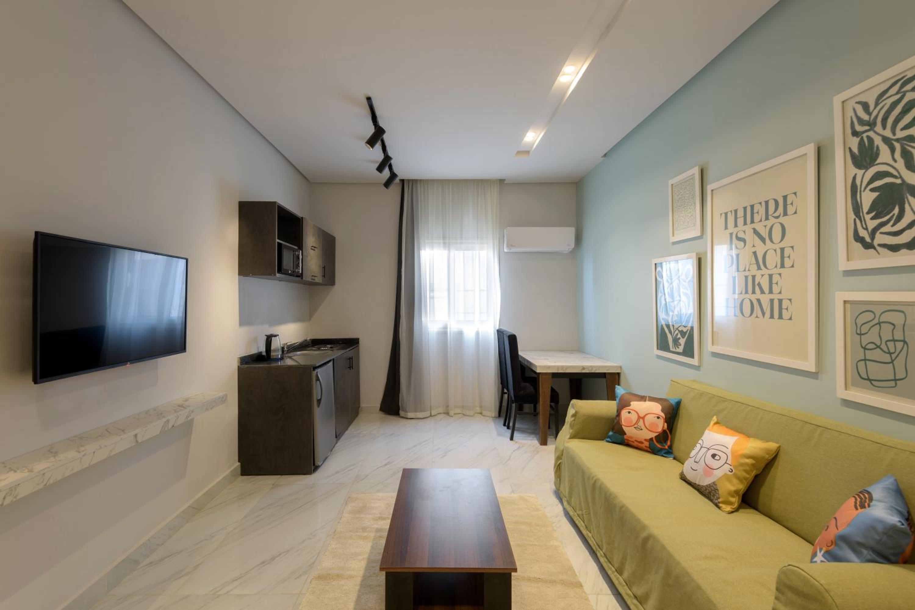 Travelholic 90 Residence