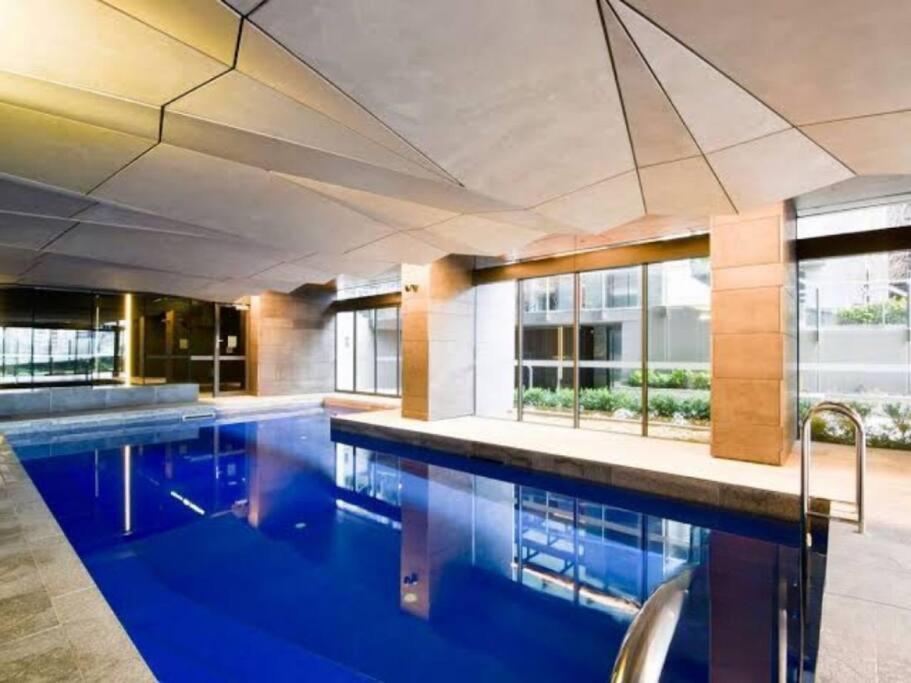 Marvellous 2-Bed High-Rise: Amazing Views, Free Parking