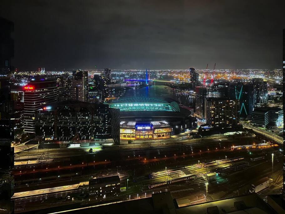 Marvellous 2-Bed High-Rise: Amazing Views, Free Parking