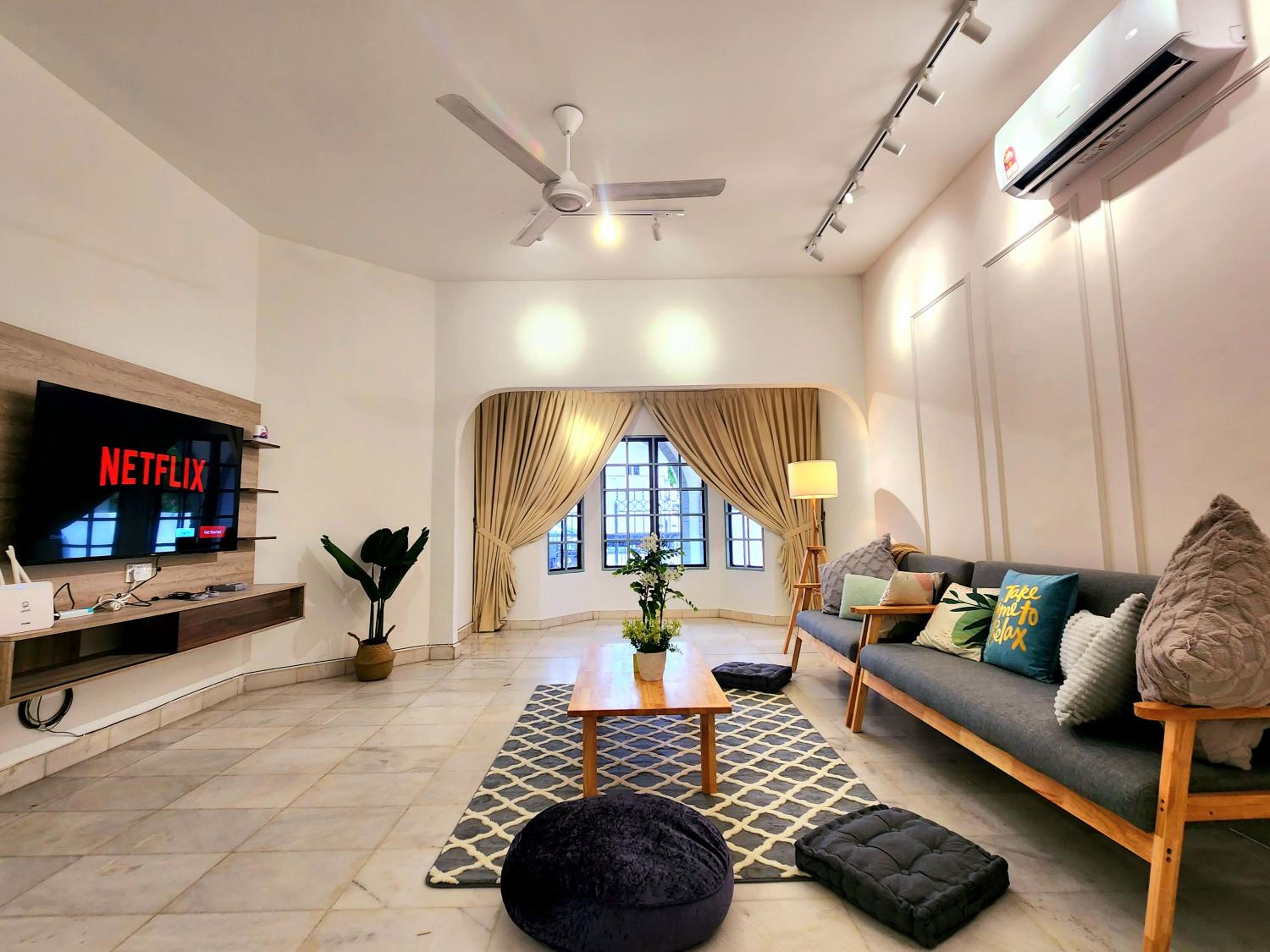 Amazing Petaling Jaya Corner Landed Home Paradigm Mall, 5 Bedroom for up to 18Pax, LDP, Kelana Jaya, Paradigm Mall photo 1