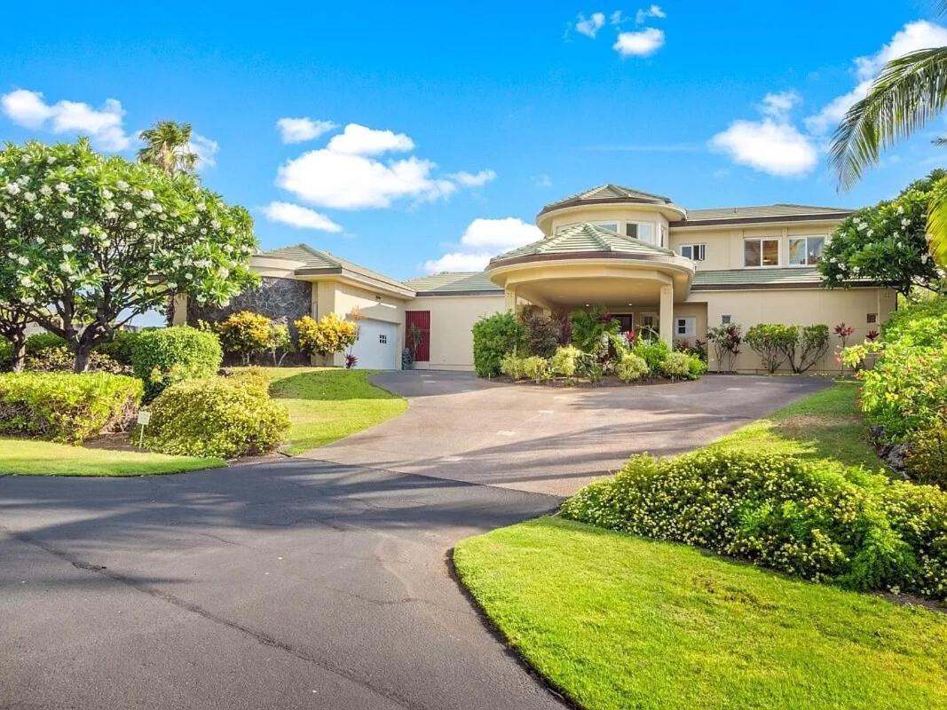 Spacious Mauna Lani Luxury Home with Panoramic Golf Course and Volcano Views, Private Pool and Hot Tub, Two Golf Carts, and E-Bikes for Family Adventures view 3