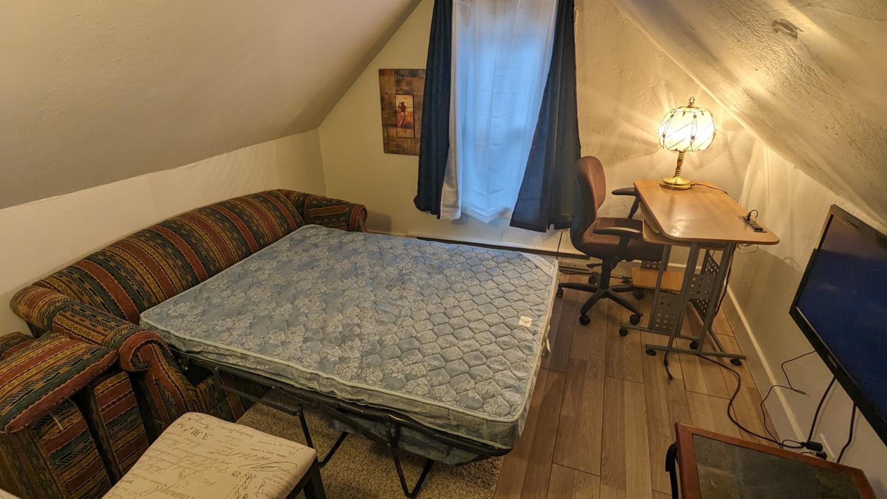 Cozy downtown one bedroom free parking