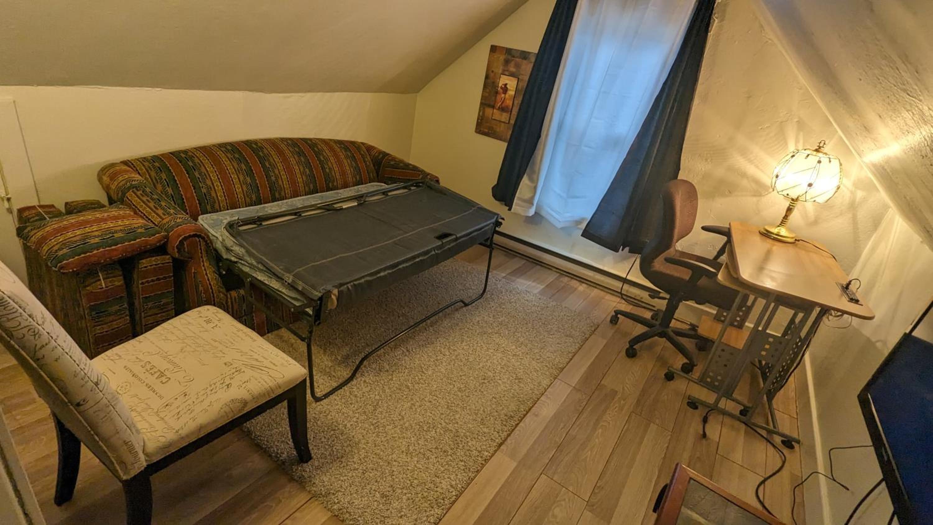 Cozy downtown one bedroom free parking