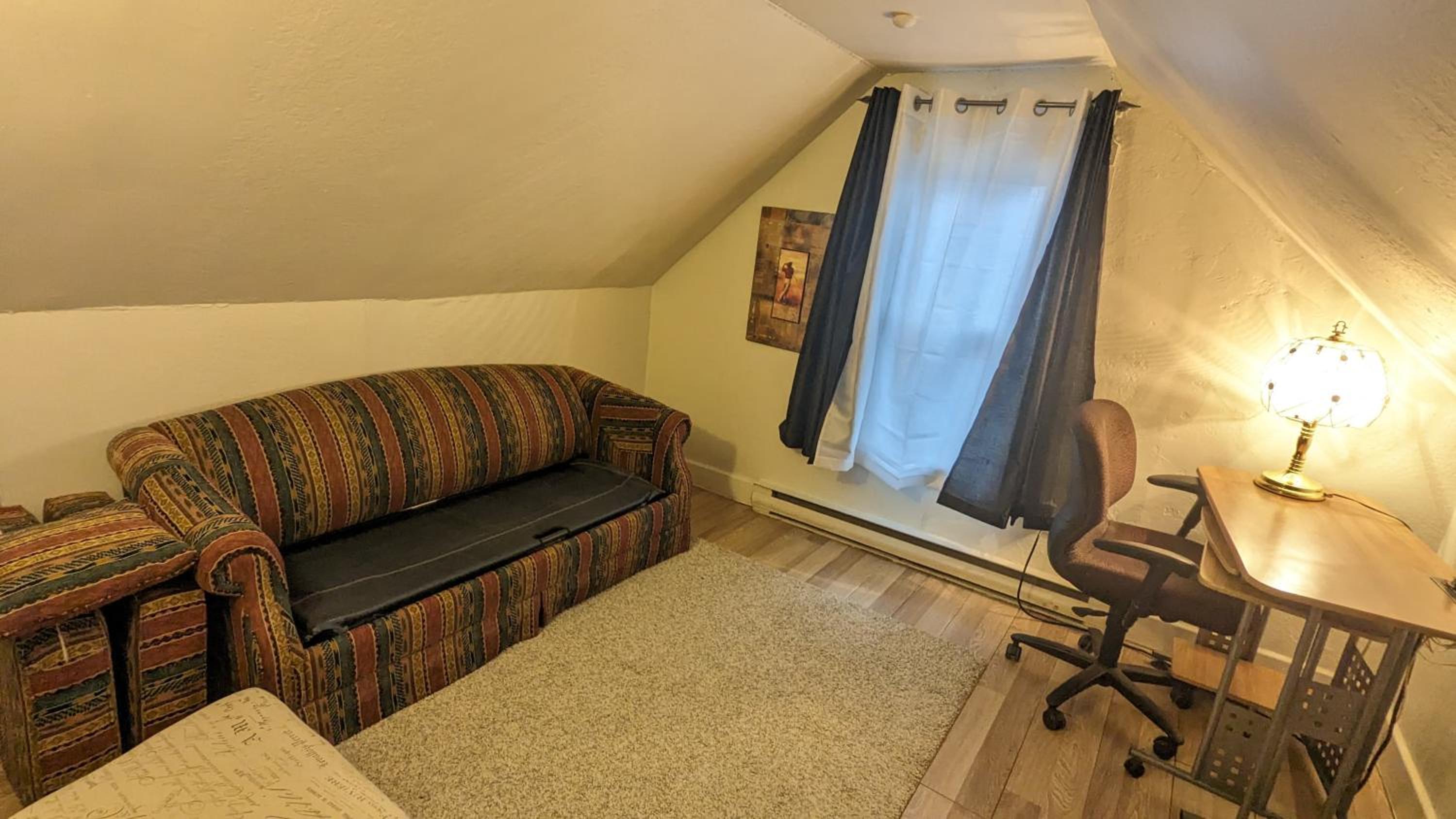 Cozy downtown one bedroom free parking
