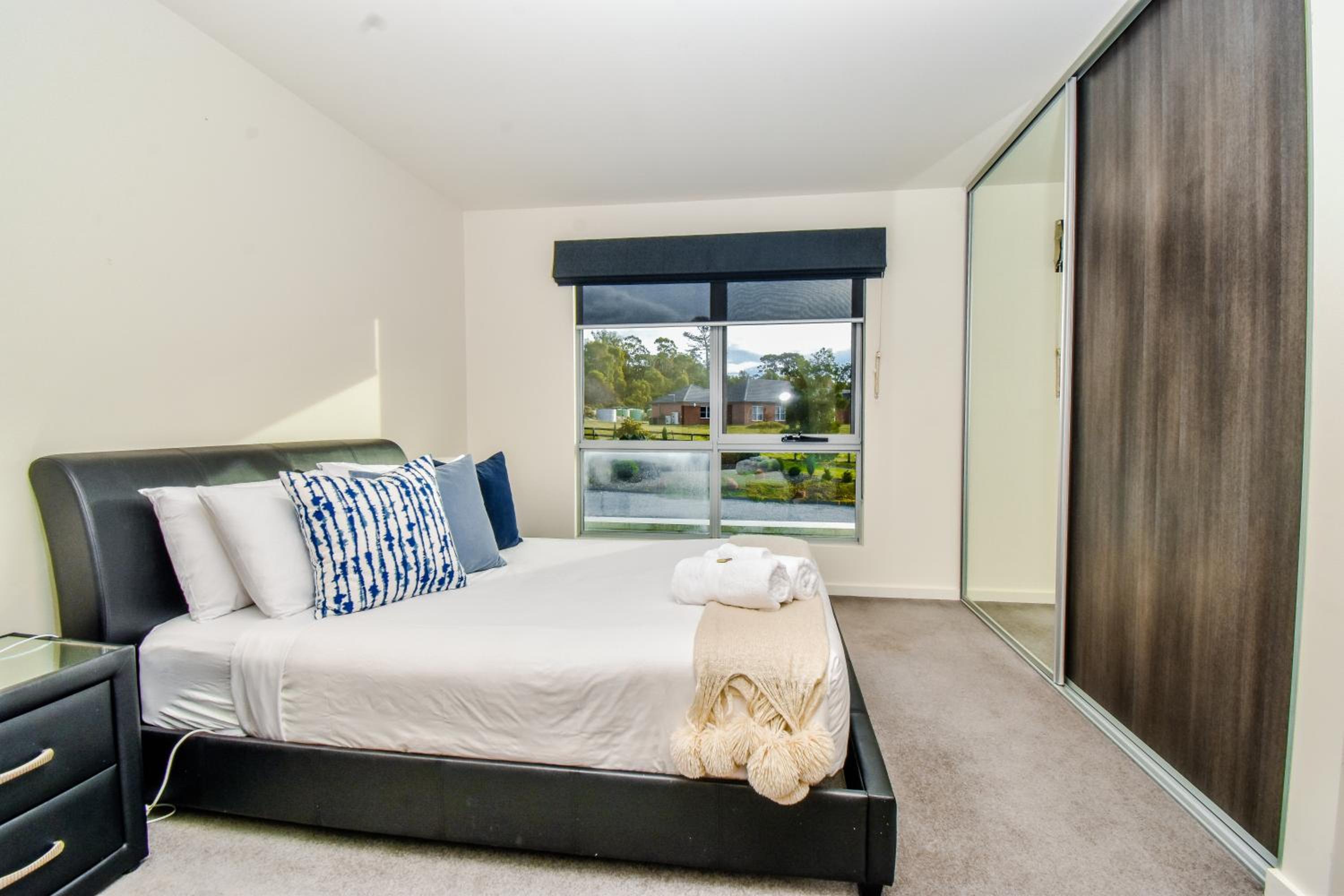 Paradise Point - Entire home in Clarence Point, Tasmania Australia, 10 guests 7 bedrooms 7 beds 3 baths