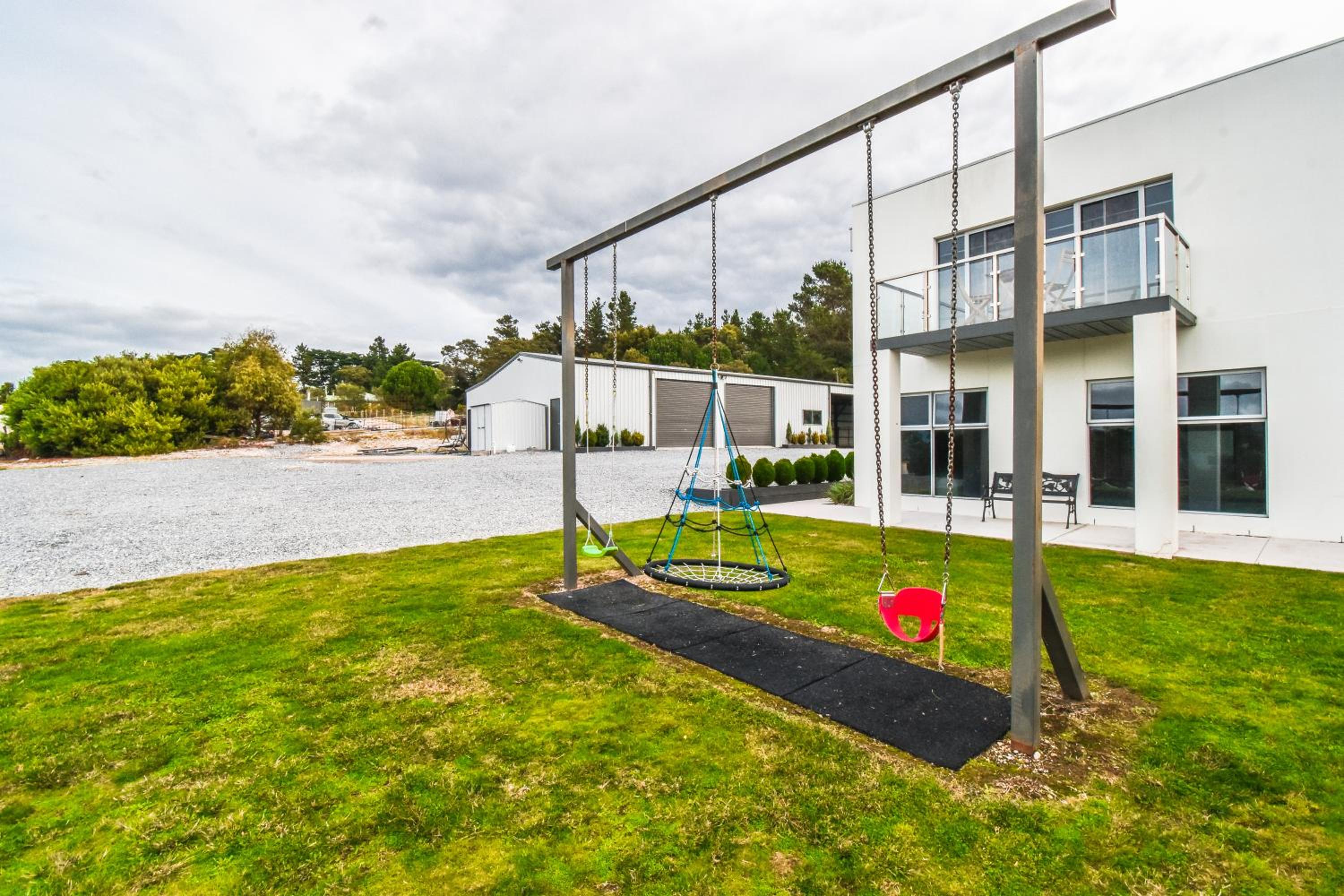 Paradise Point - Entire home in Clarence Point, Tasmania Australia, 10 guests 7 bedrooms 7 beds 3 baths