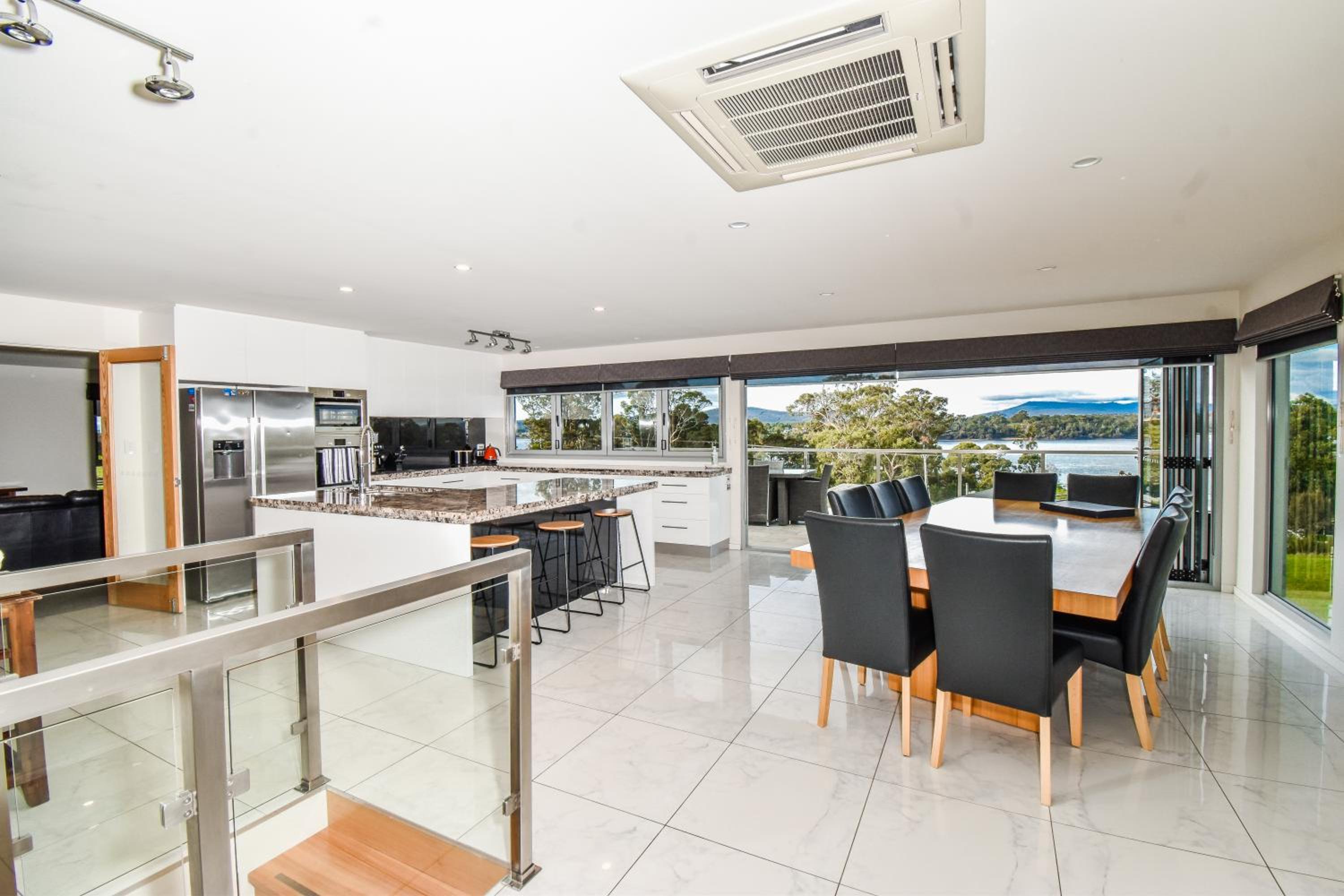 Paradise Point - Entire home in Clarence Point, Tasmania Australia, 10 guests 7 bedrooms 7 beds 3 baths