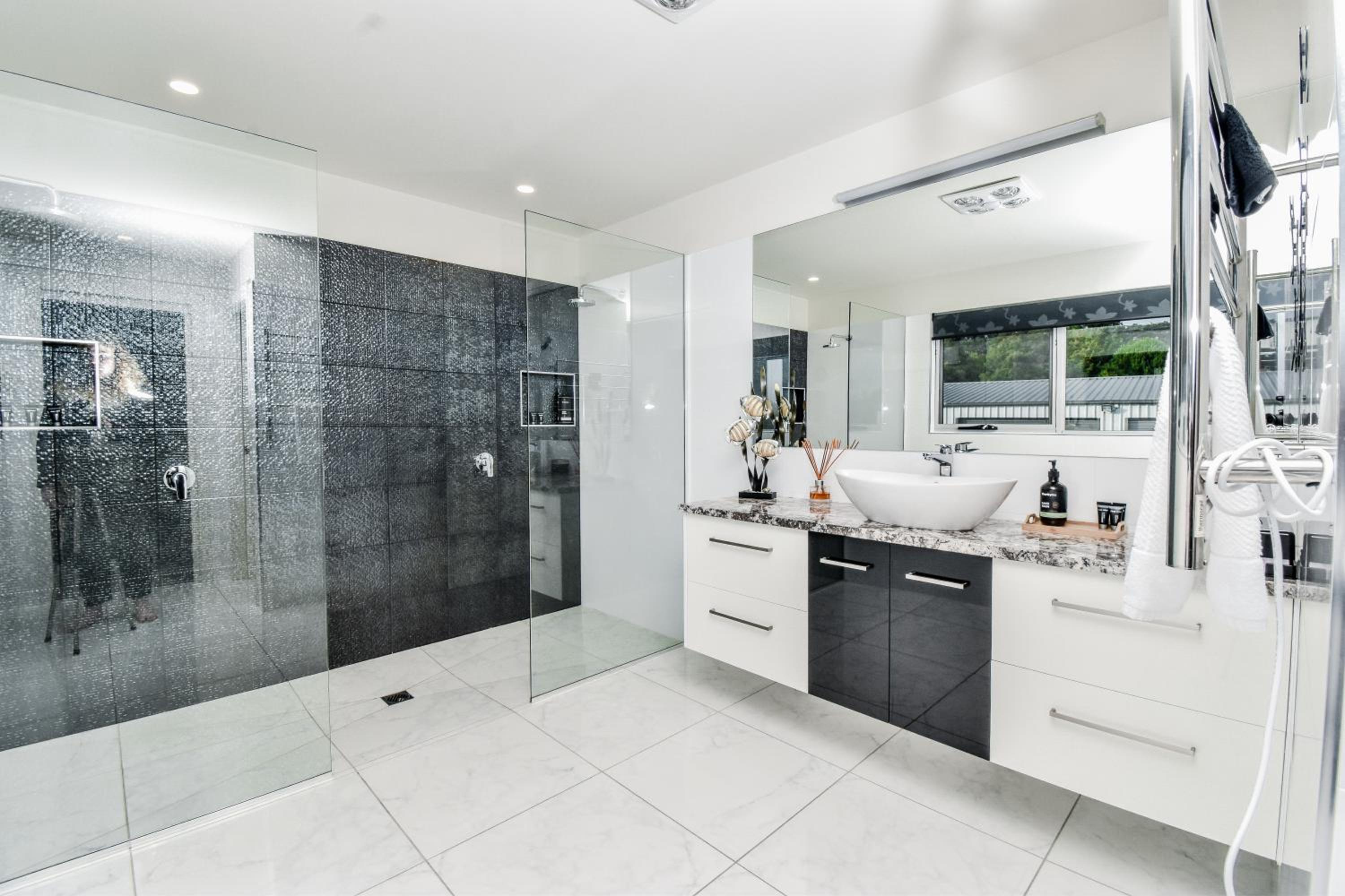 Paradise Point - Entire home in Clarence Point, Tasmania Australia, 10 guests 7 bedrooms 7 beds 3 baths
