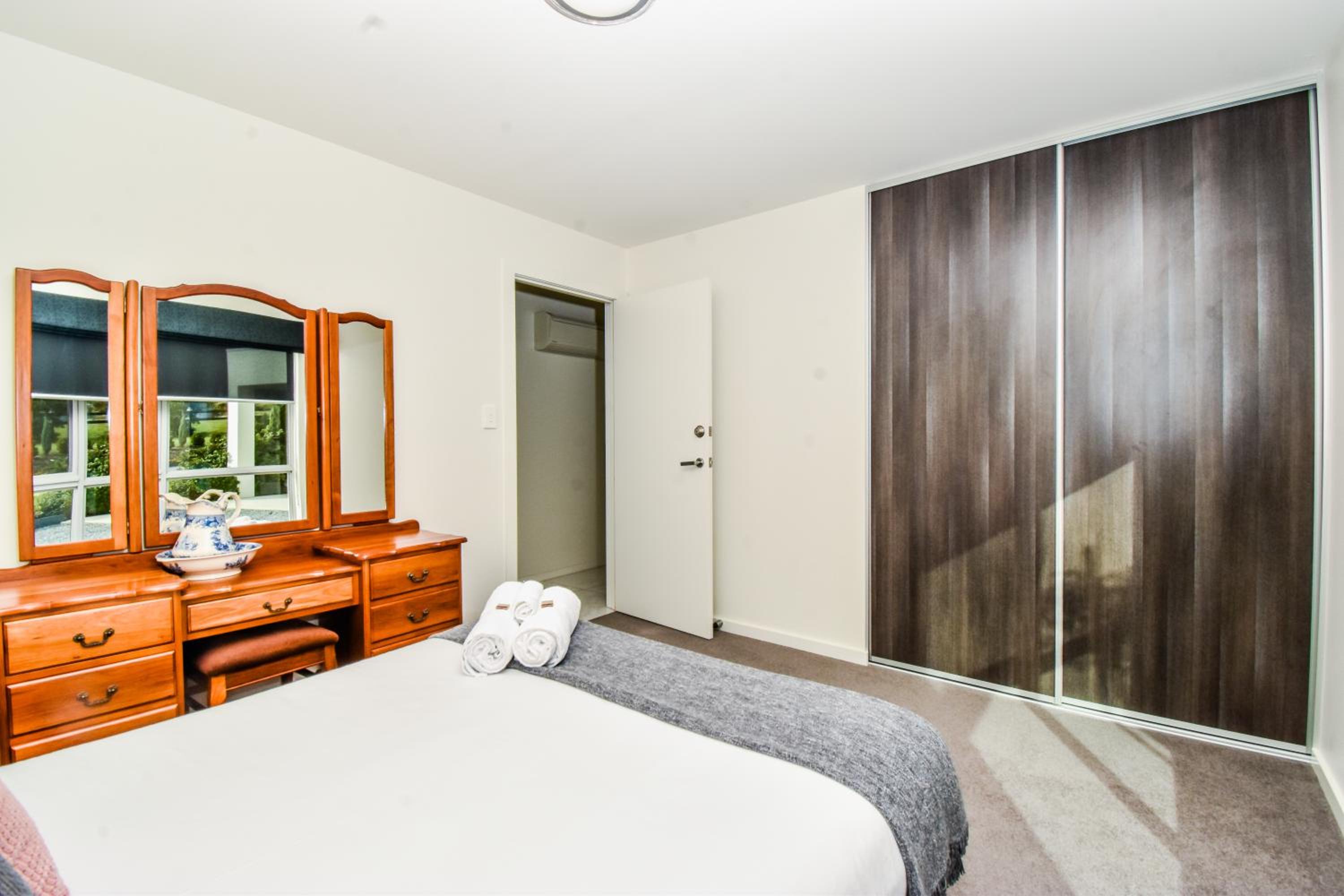 Paradise Point - Entire home in Clarence Point, Tasmania Australia, 10 guests 7 bedrooms 7 beds 3 baths