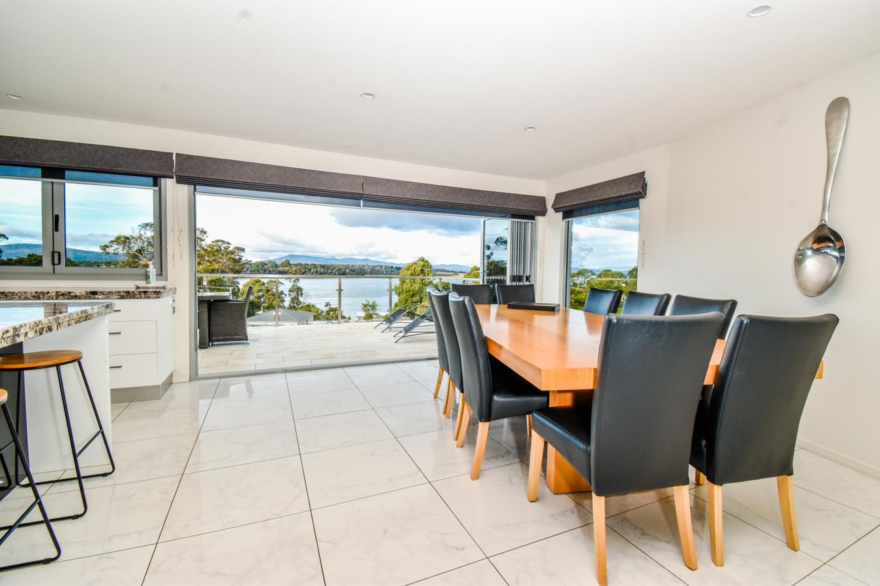 Paradise Point - Entire home in Clarence Point, Tasmania Australia, 10 guests 7 bedrooms 7 beds 3 baths