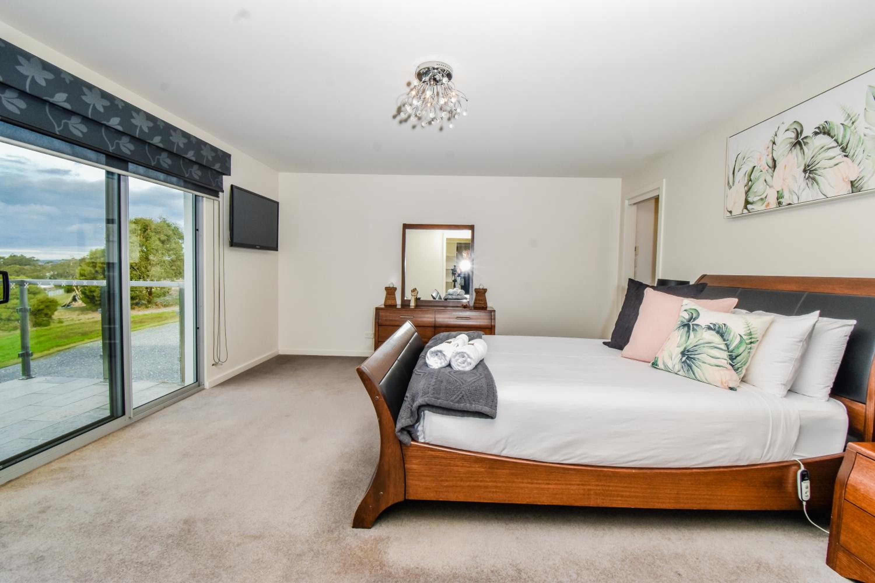 Paradise Point - Entire home in Clarence Point, Tasmania Australia, 10 guests 7 bedrooms 7 beds 3 baths