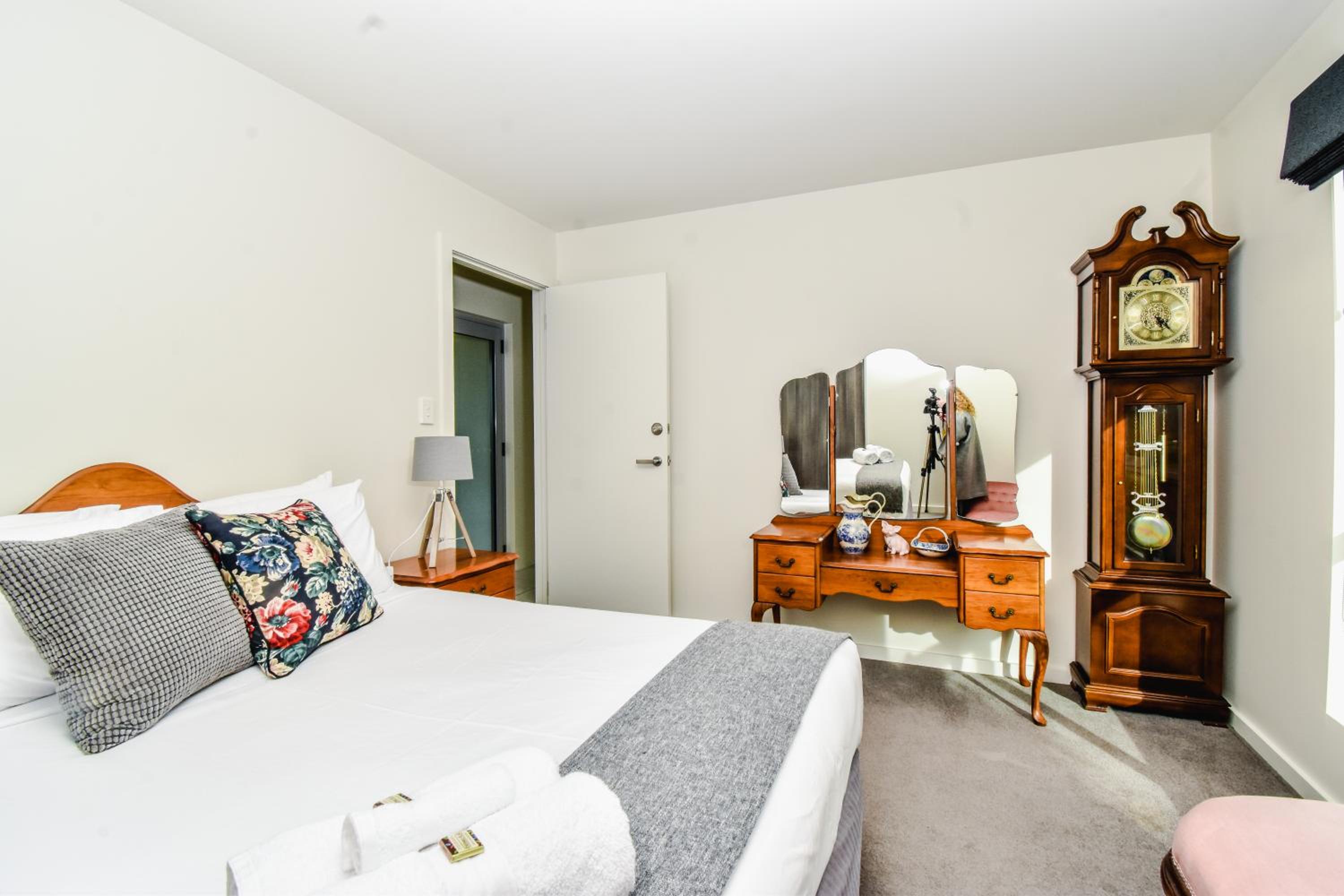 Paradise Point - Entire home in Clarence Point, Tasmania Australia, 10 guests 7 bedrooms 7 beds 3 baths