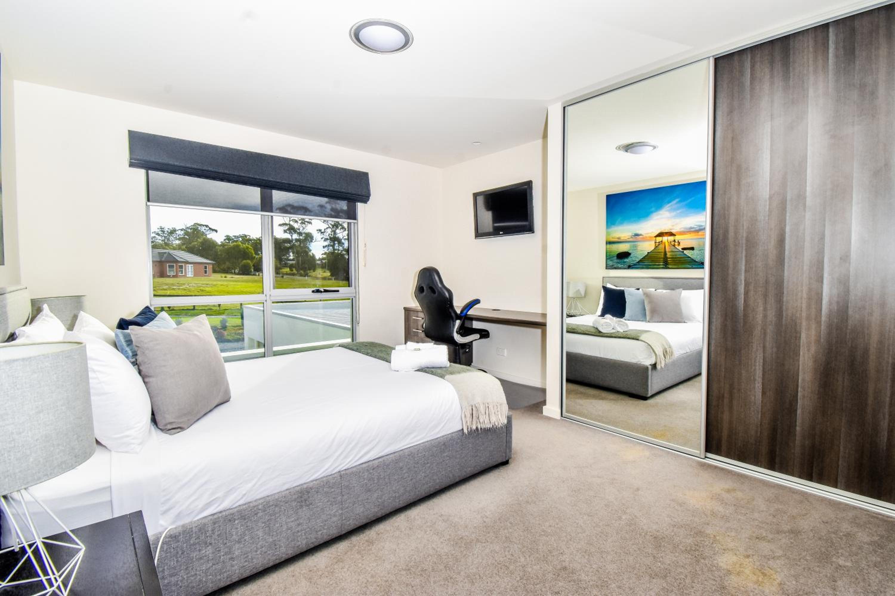 Paradise Point - Entire home in Clarence Point, Tasmania Australia, 10 guests 7 bedrooms 7 beds 3 baths