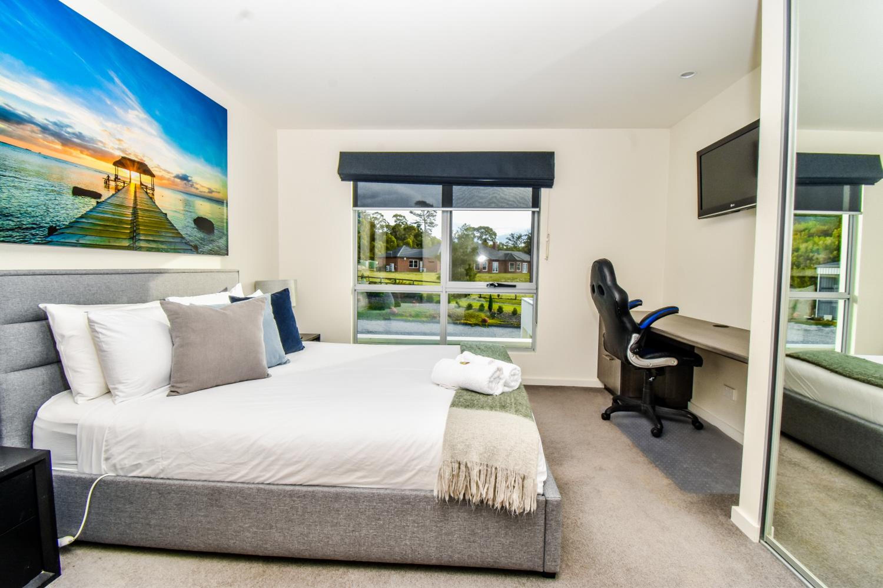 Paradise Point - Entire home in Clarence Point, Tasmania Australia, 10 guests 7 bedrooms 7 beds 3 baths