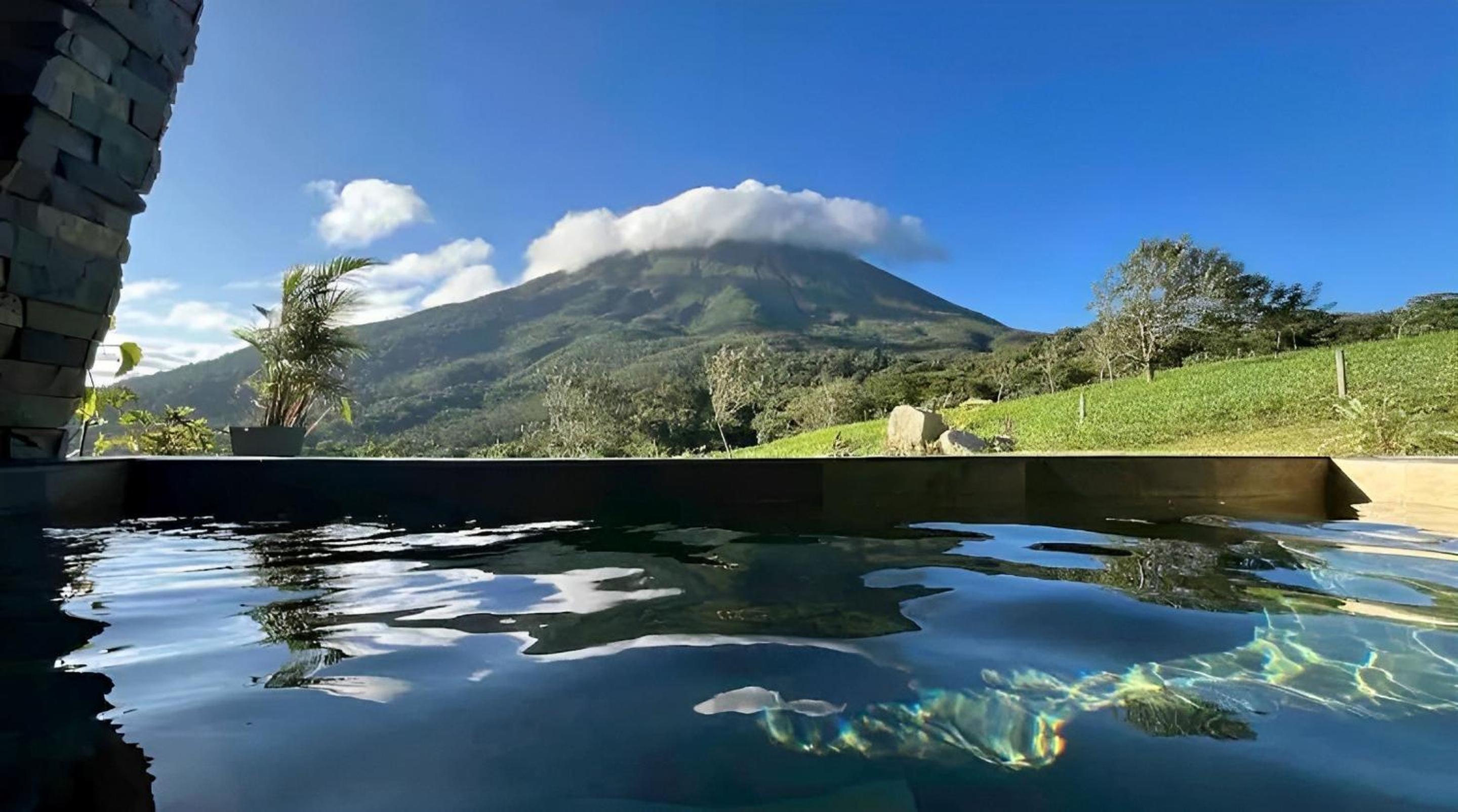 Villas Jawara ! Un Volcán en su Jardín !
