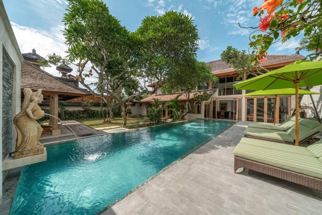 Balinese Luxury Amisha Villa: 4BR in Seminyak view 3