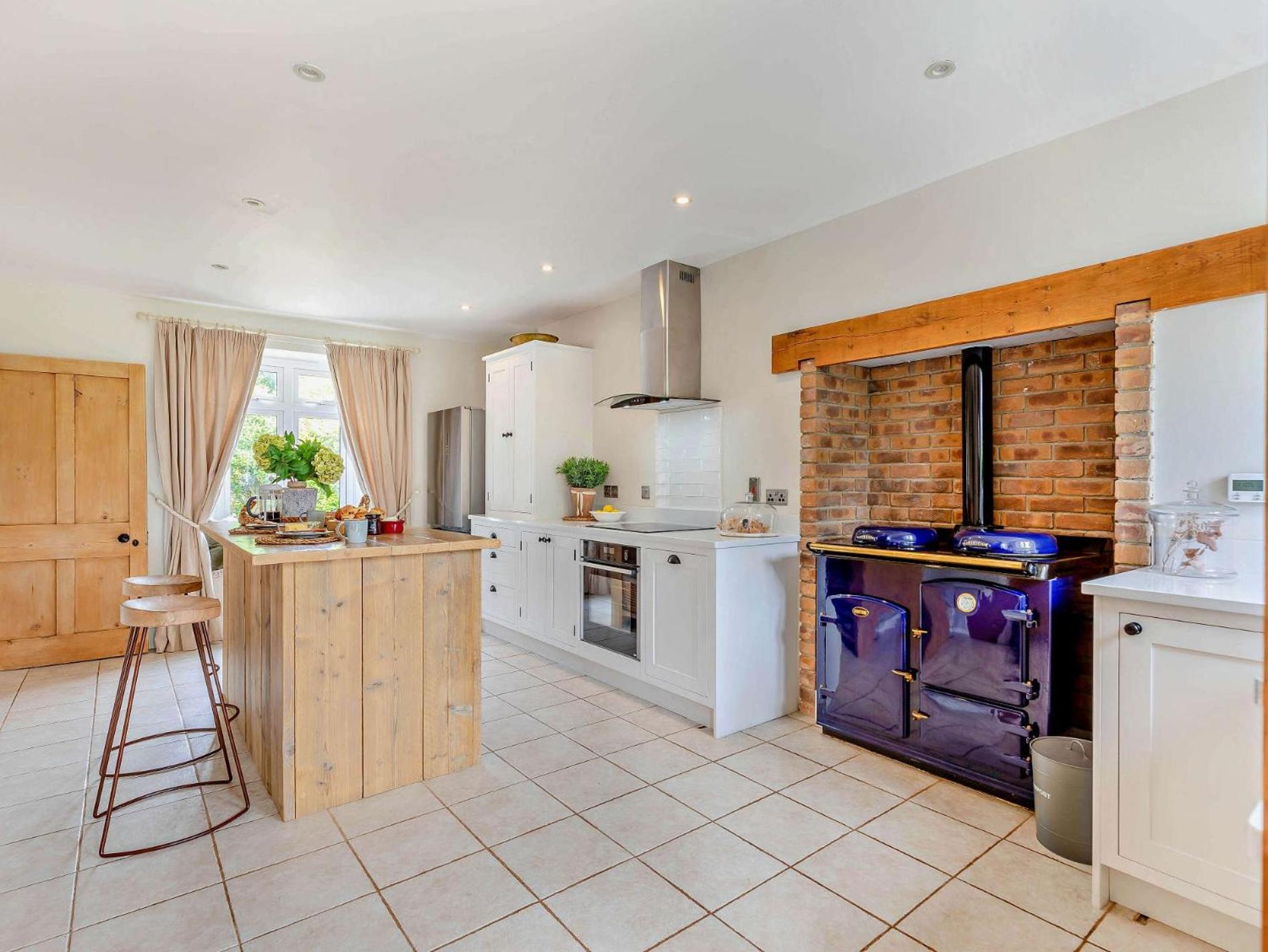 3 Bed in Kingsbridge oc-court view 4