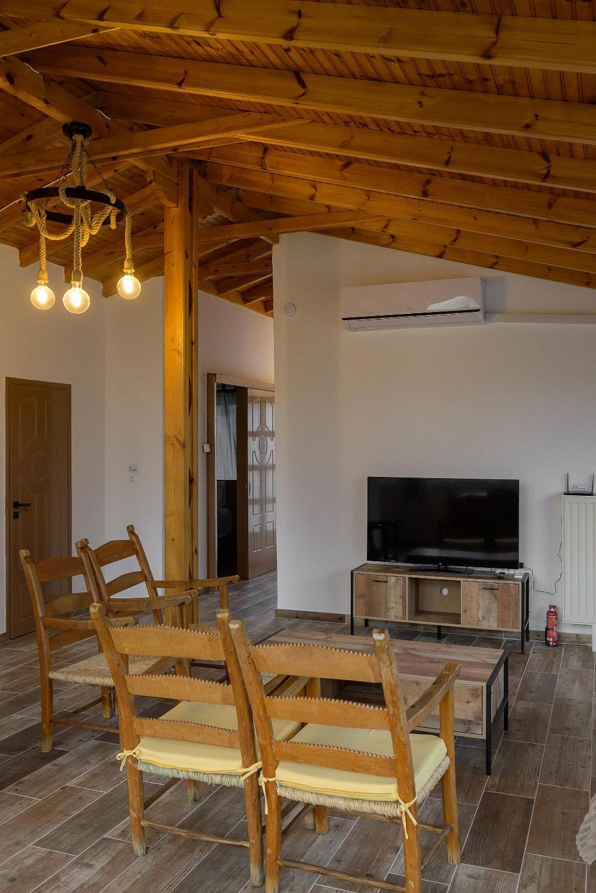 Renovated Apartments With Free Parking Near The Beach
