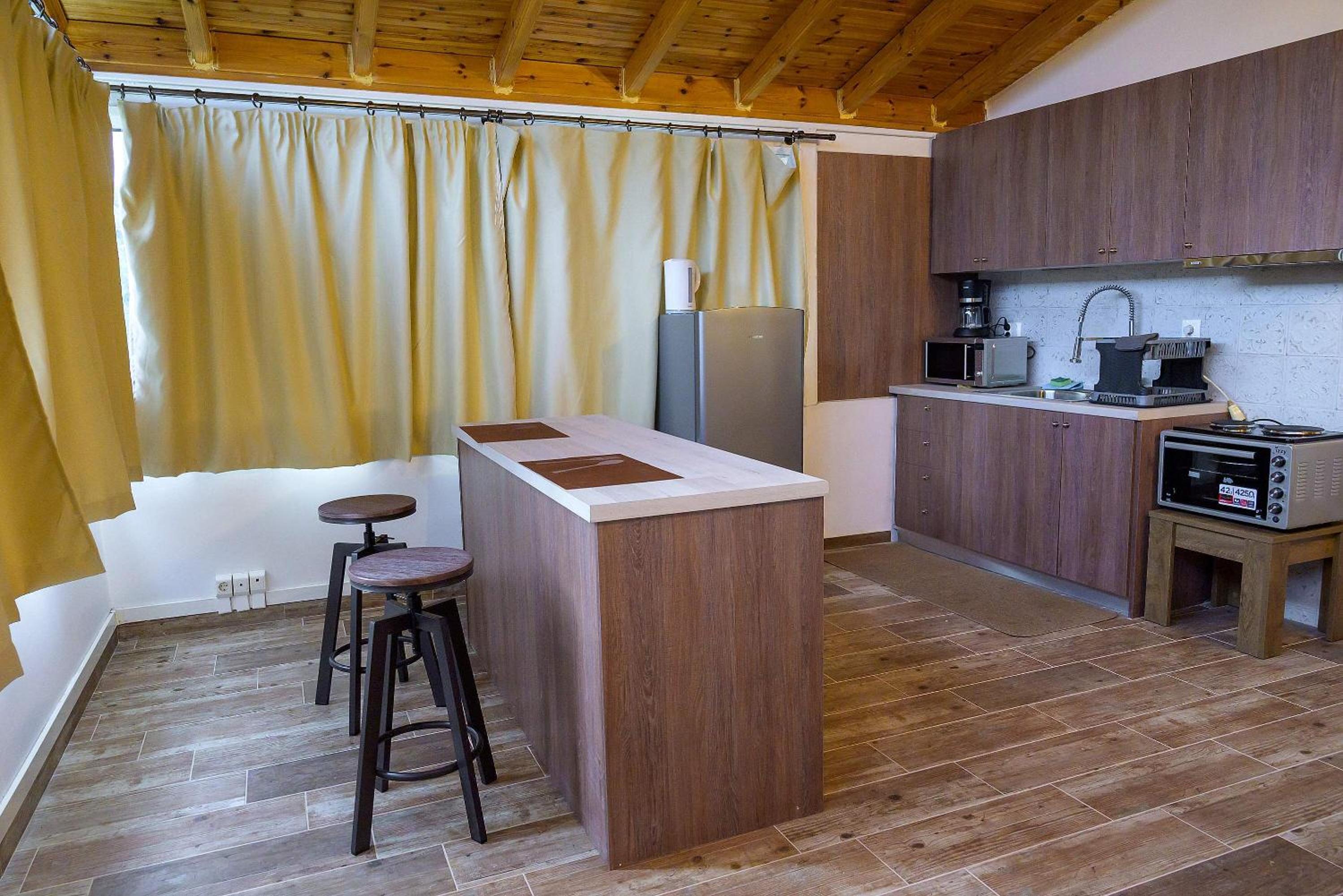 Renovated Apartments With Free Parking Near The Beach
