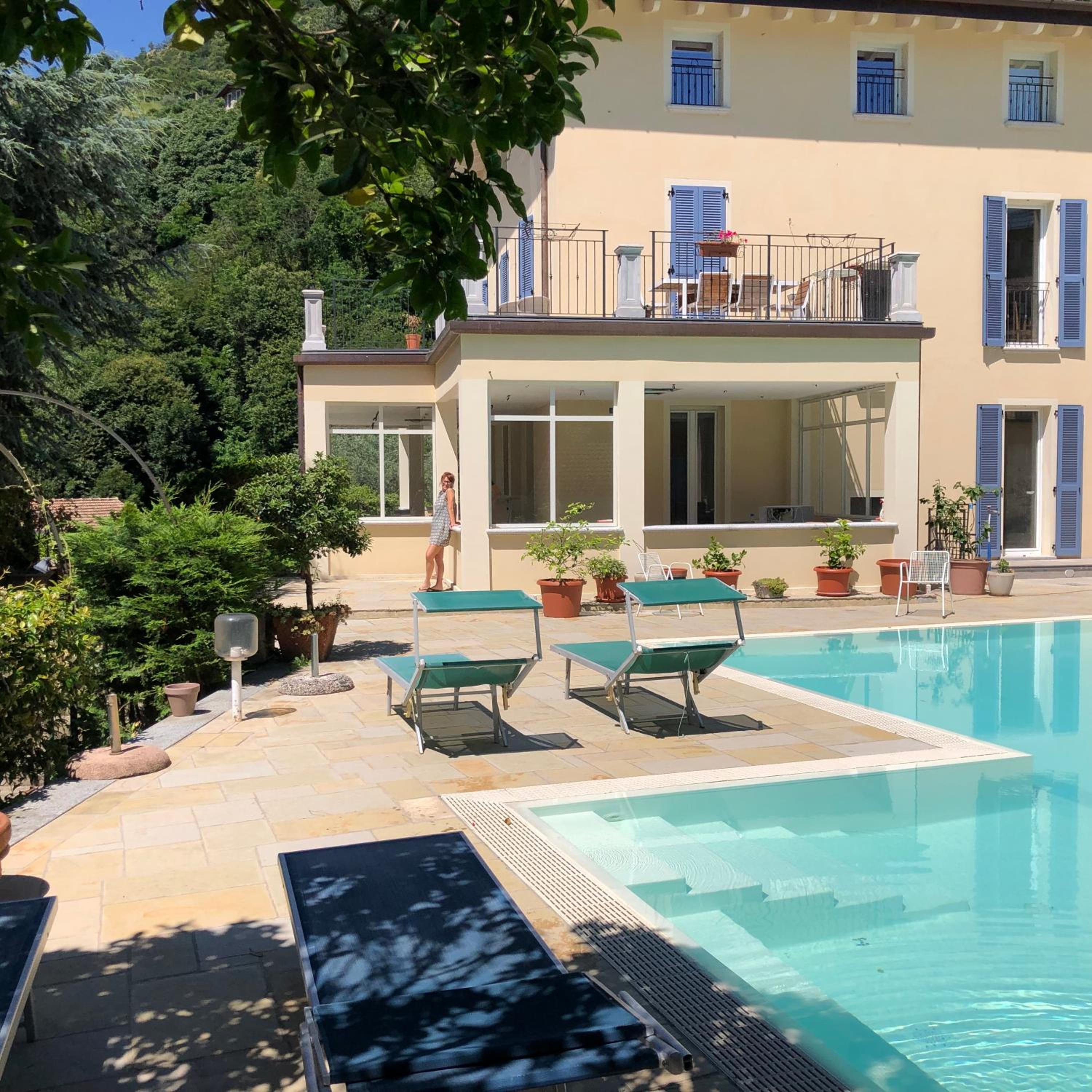 Villa Eden jacuzzi pool & private parking view 4