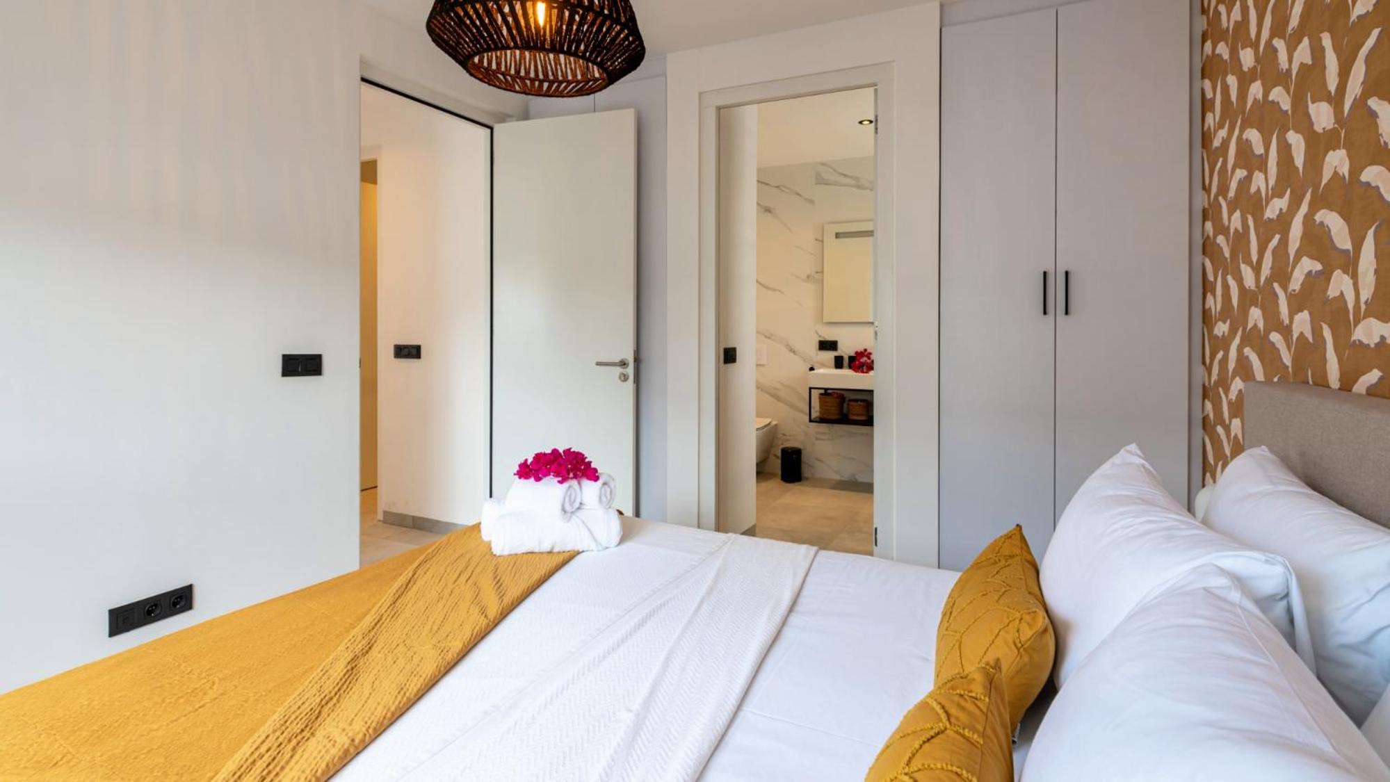 Palm Suite - Newly constructed poolside apartment just minutes from the beach