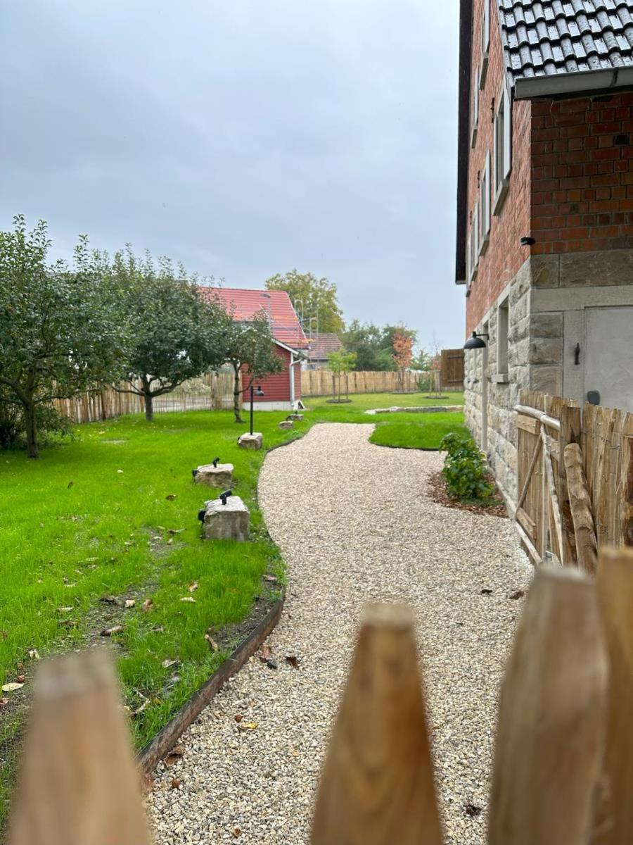 Landurlaub mit neugierigen Blicken in den Pferdestall, eingezäuntem Garten, Kamin und Sauna