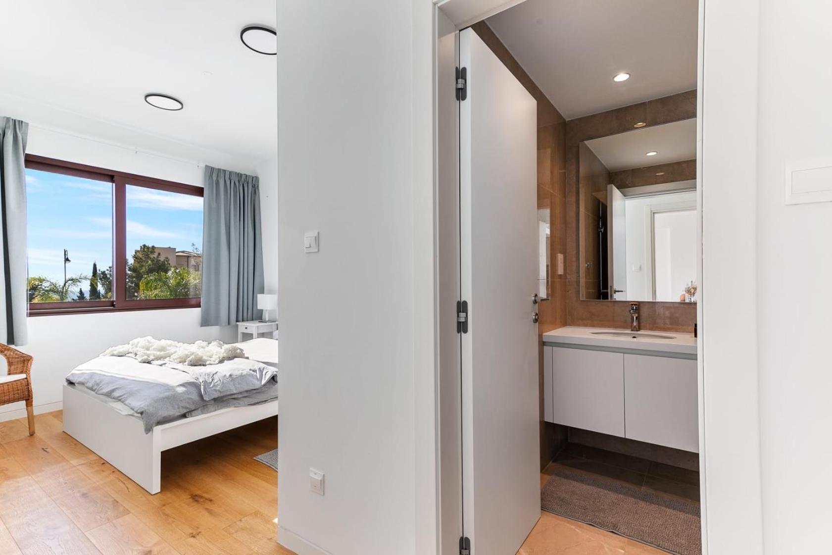 Aphrodite Hills Stunning Apartment