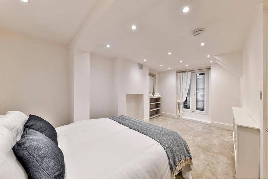2BR Notting Hill with patio