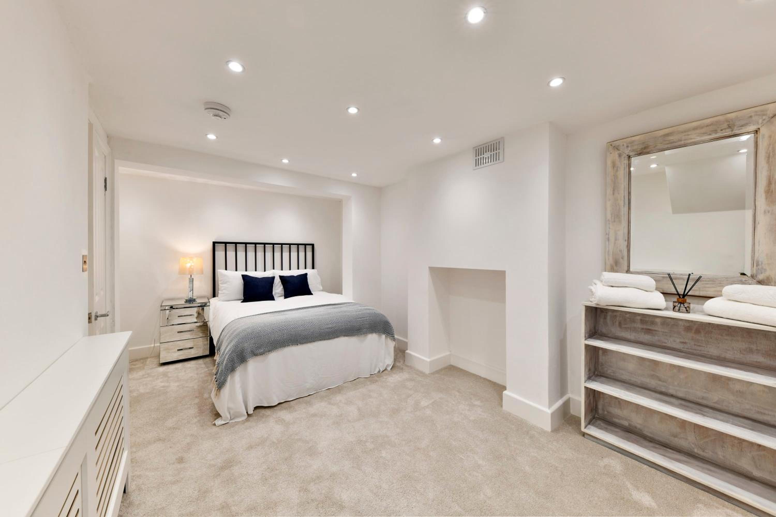 2BR Notting Hill with patio