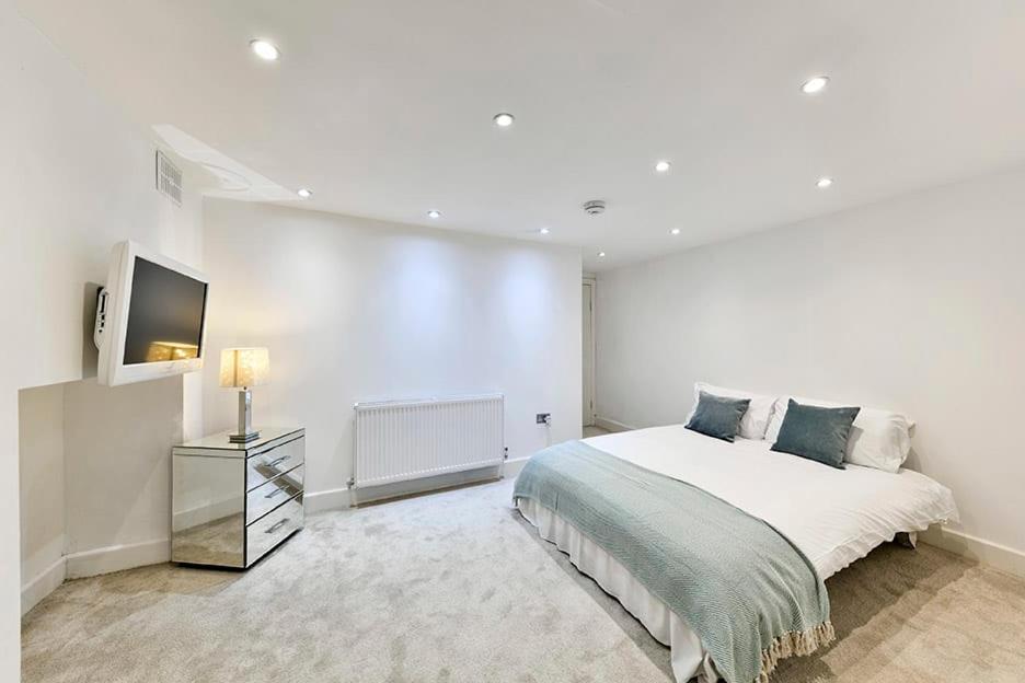 2BR Notting Hill with patio