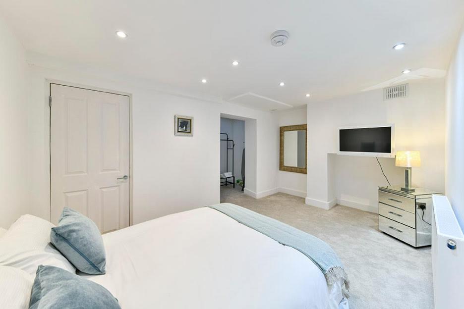 2BR Notting Hill with patio