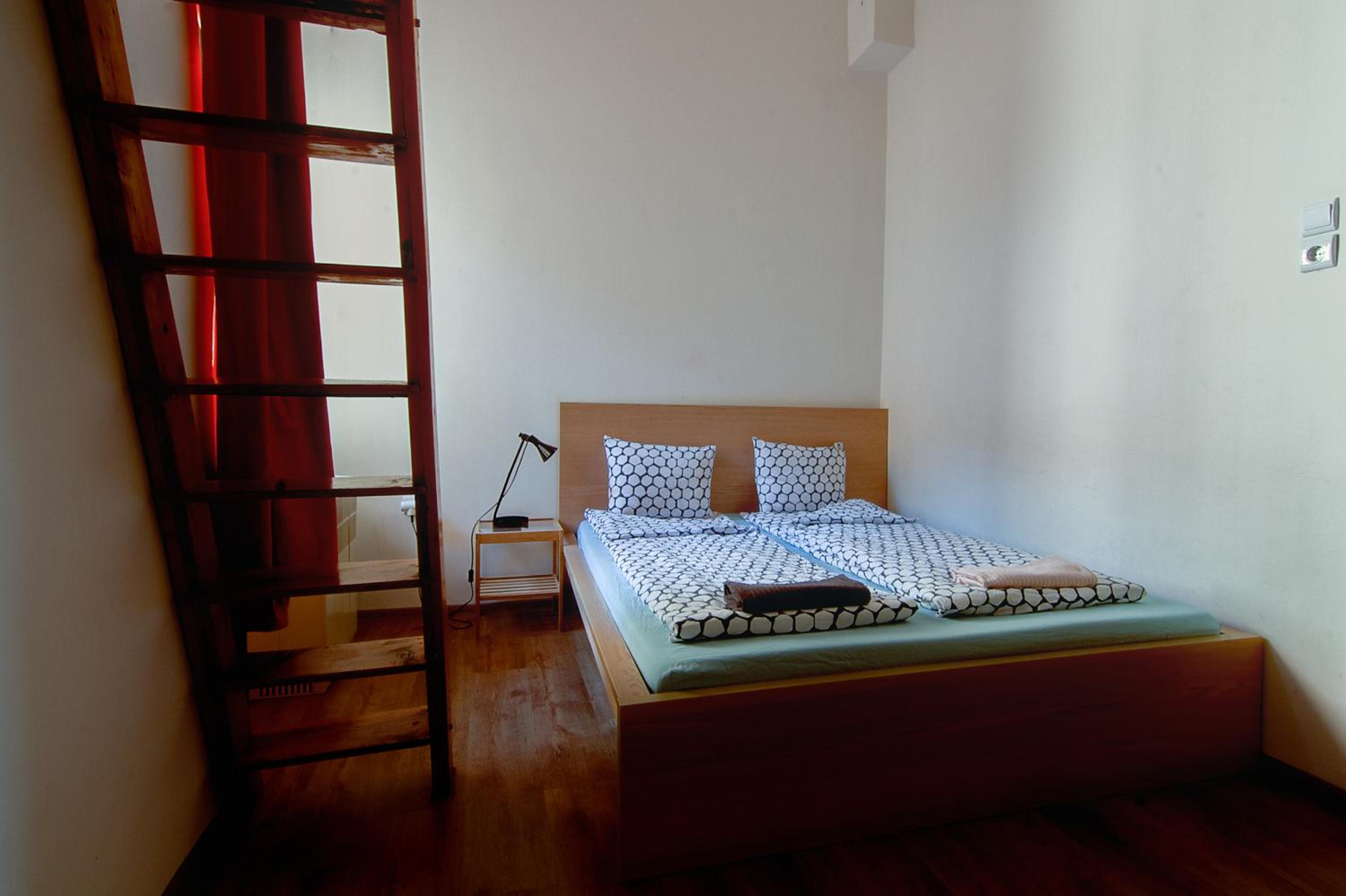 Pal's Hostel and Apartments