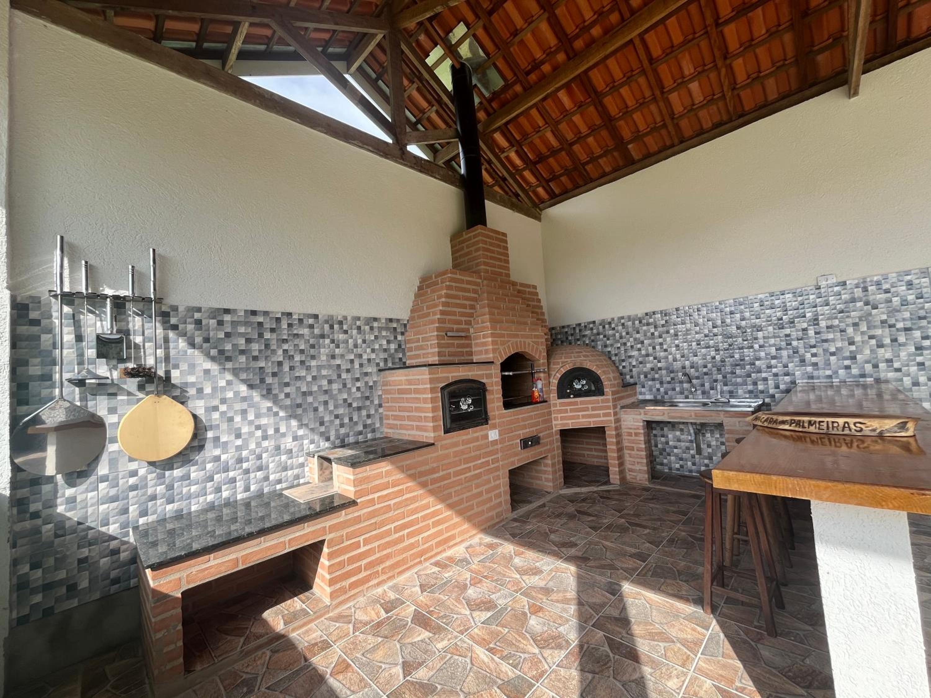 Casa ampla com vista, fogo de chão, área gourmet - 16 min do Capivari