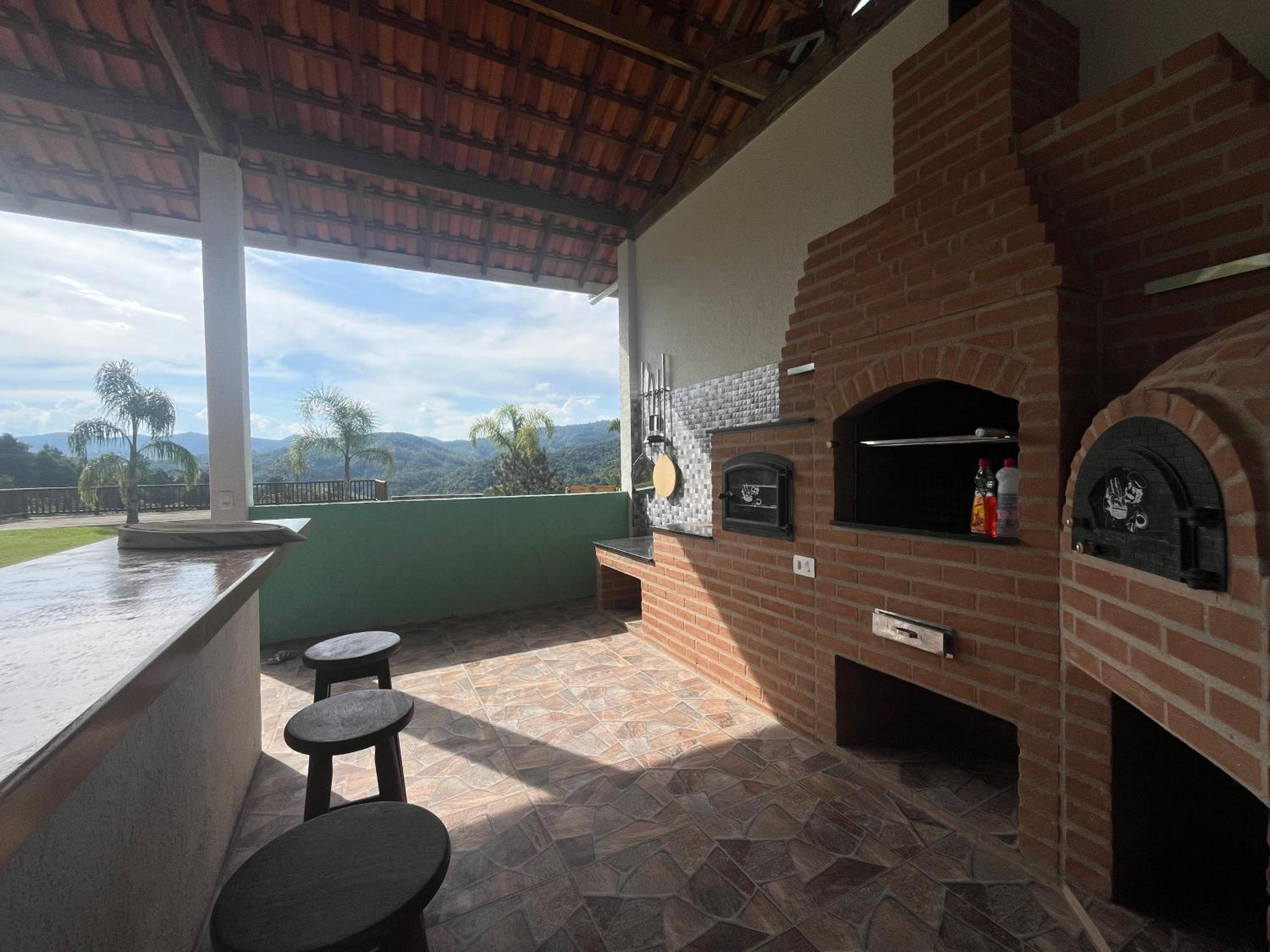 Casa ampla com vista, fogo de chão, área gourmet - 16 min do Capivari