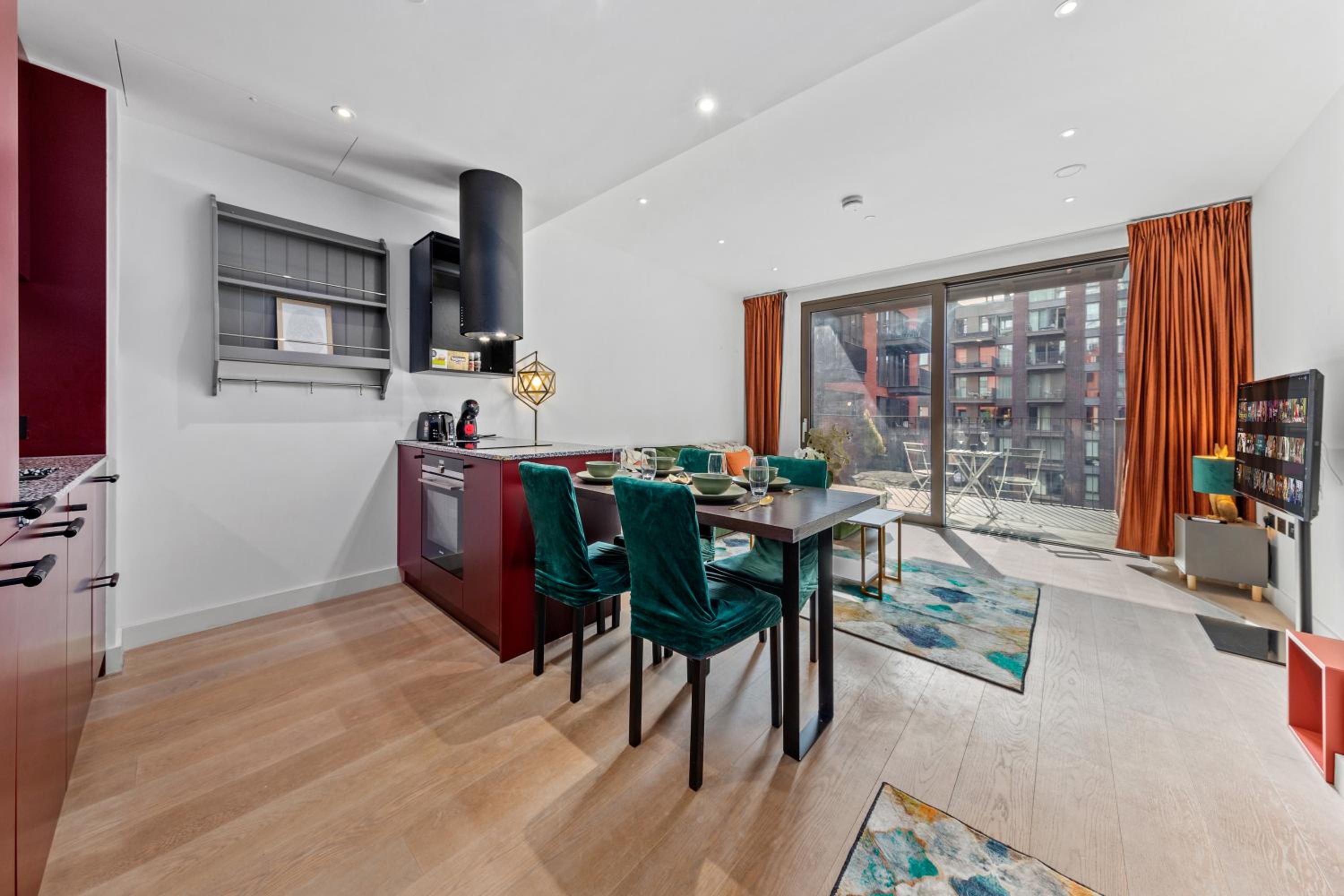 CENTRAL LONDON STAY-Fabulous Ultra-Central London Luxury Designer Two Bedroom-POOL-GYM-Full AC view 2