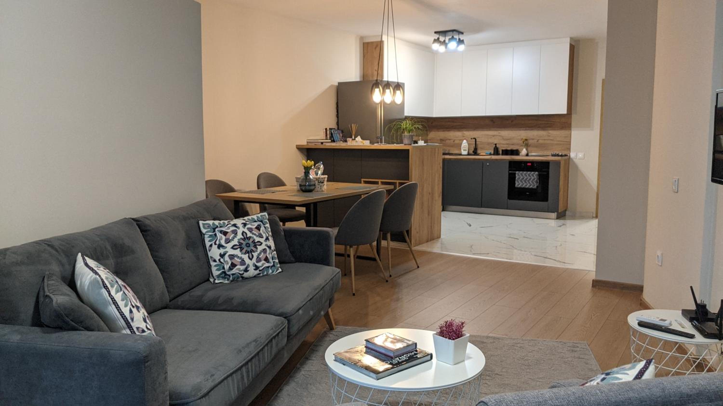 Lux 1 Apartment with Free Parking