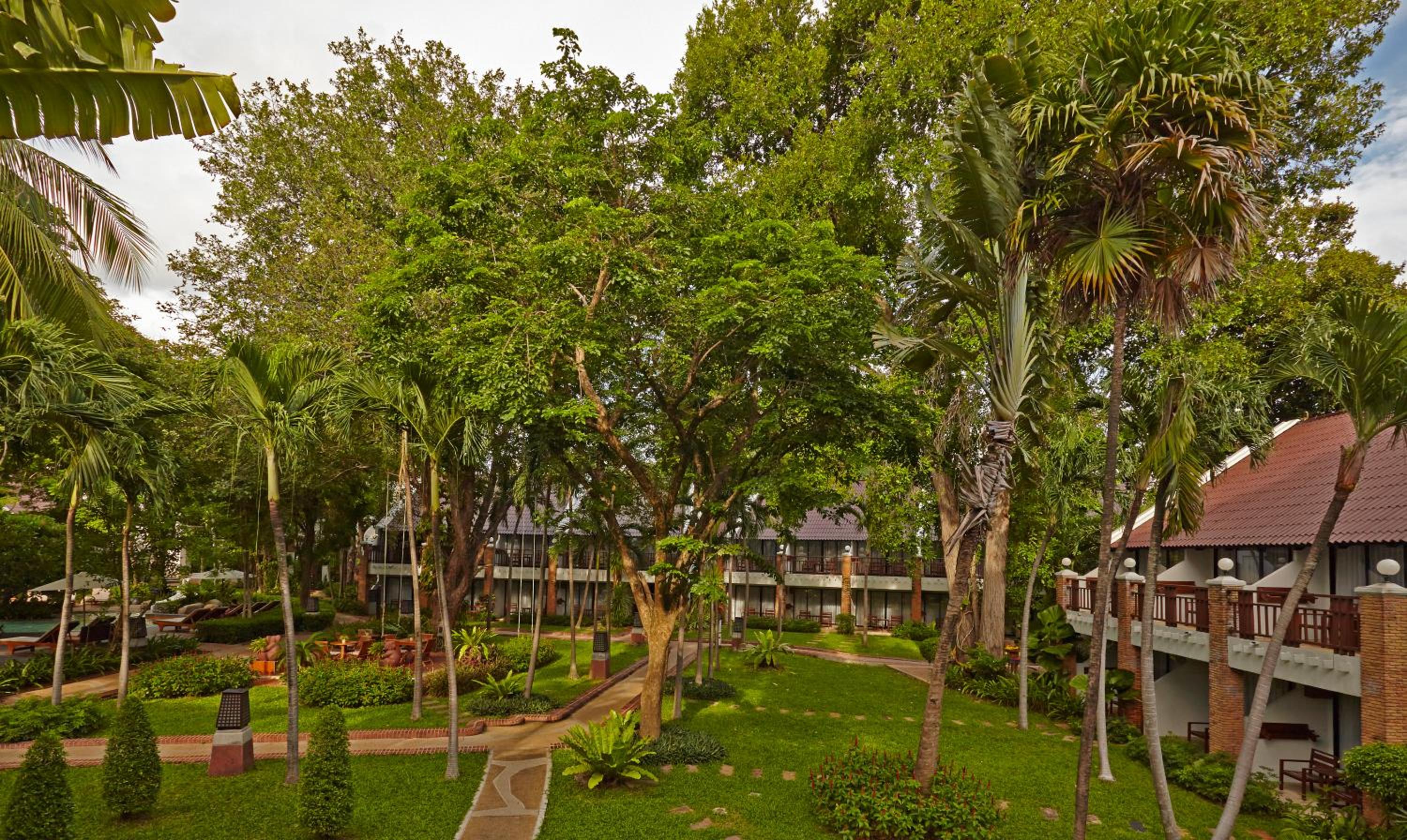 Hotel Woodlands Hotel and Resort Pattaya - Image 1