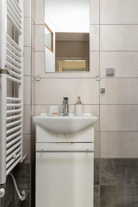 Amazing Huge Bright full 3BDR apt inAcropolis
