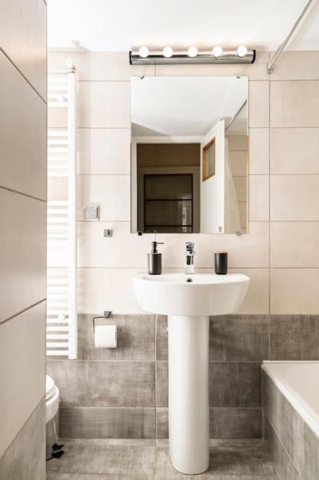 Amazing Huge Bright full 3BDR apt inAcropolis