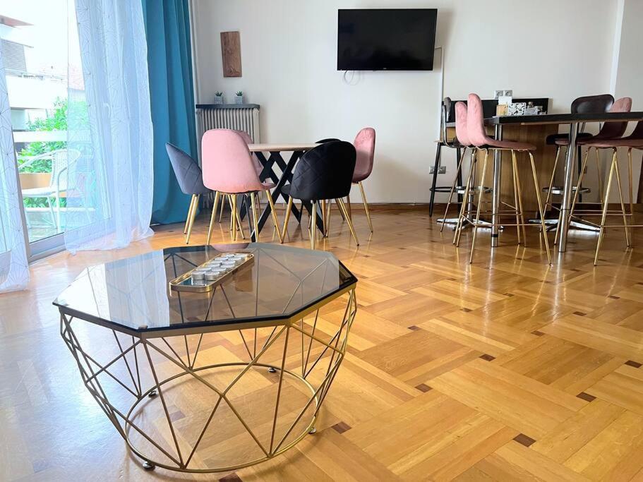 Amazing Huge Bright full 3BDR apt inAcropolis
