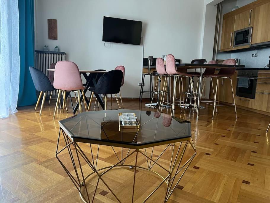 Amazing Huge Bright full 3BDR apt inAcropolis