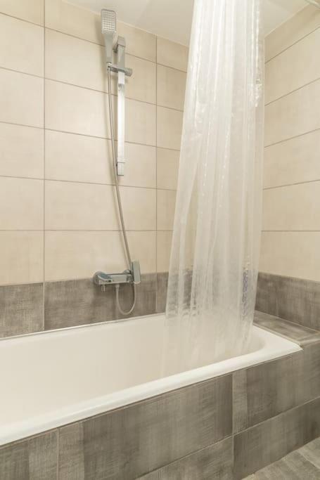 Amazing Huge Bright full 3BDR apt inAcropolis