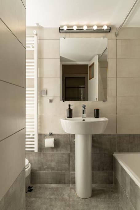 Amazing Huge Bright full 3BDR apt inAcropolis