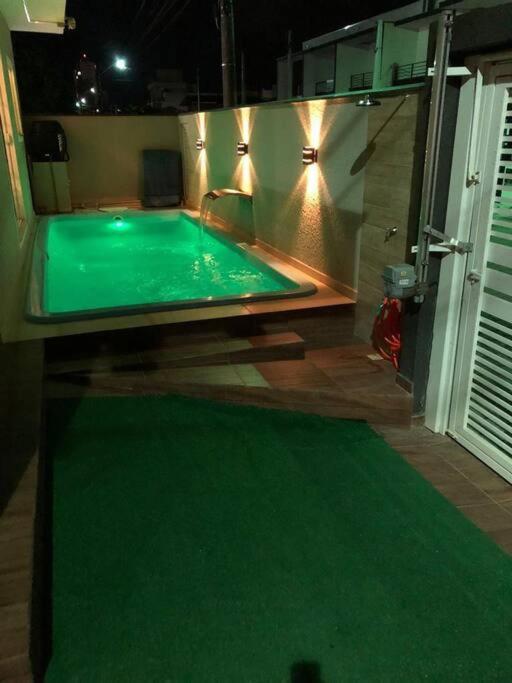 2 suítes ar piscina ar cond.