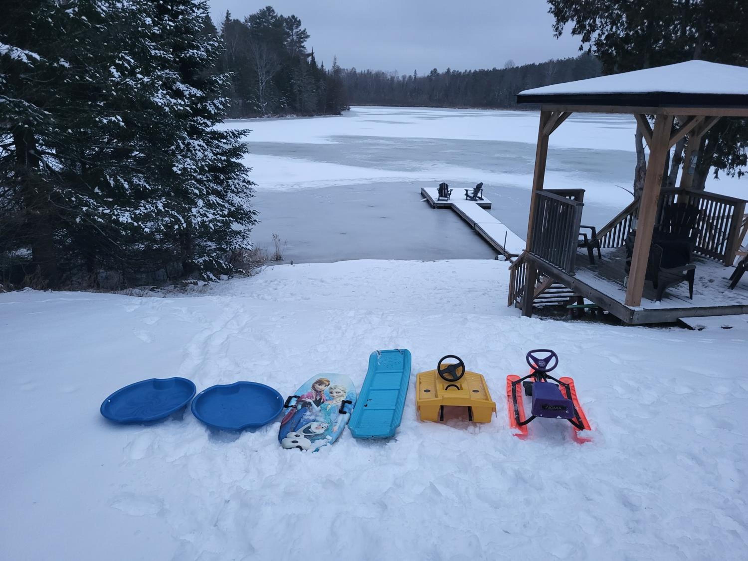 BowLakeHouse - Lakefront Cottage with Beach