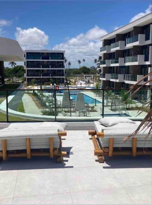 Resort em Porto de Galinhas- Flat Térreo Frente Piscinas- Muro Alto-B18