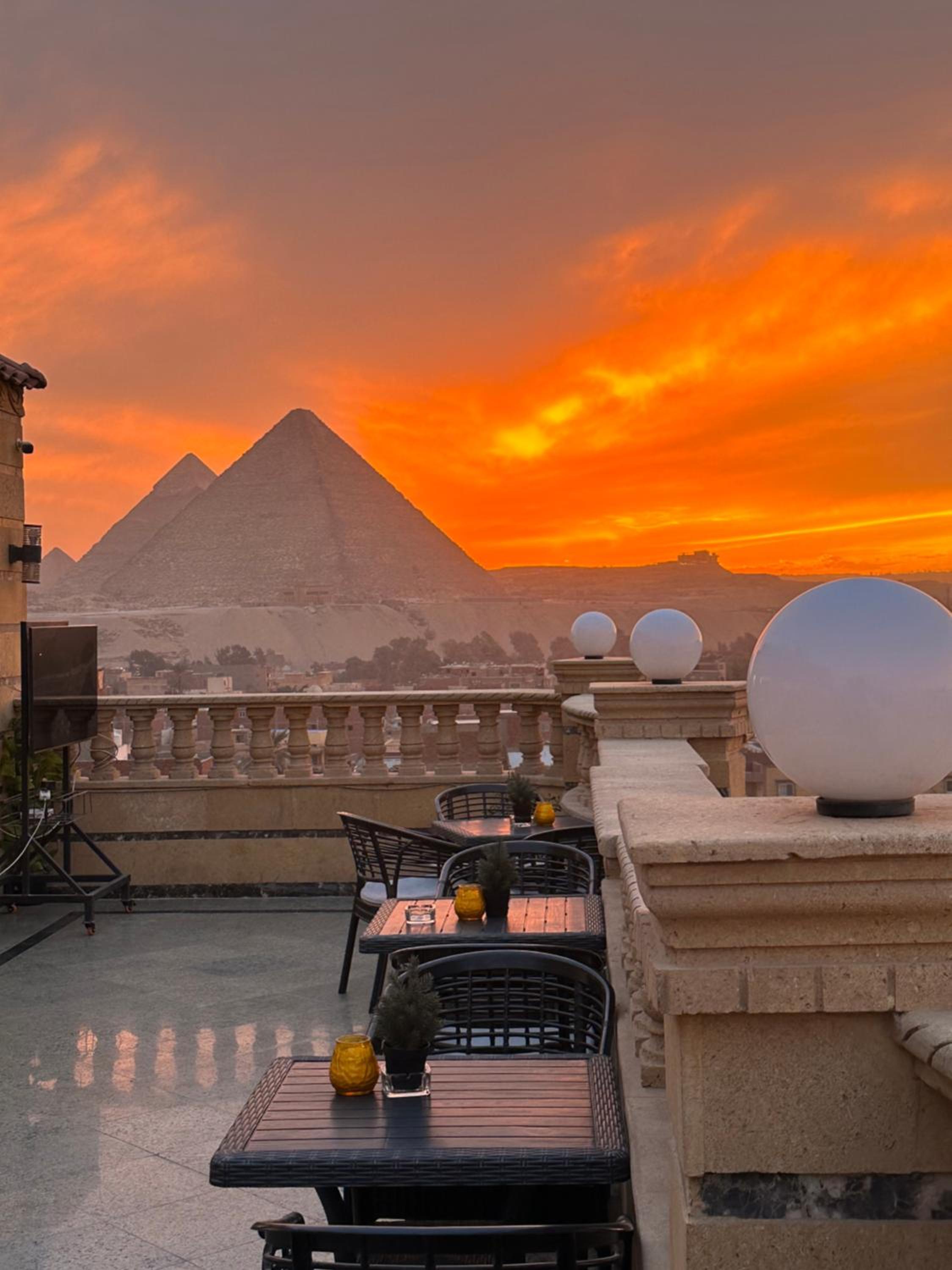 Crowne Pyramids View inn